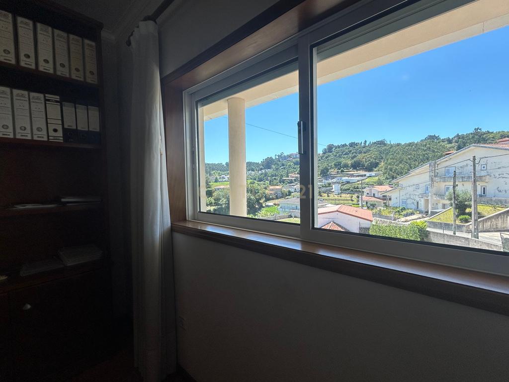 **ESPECTACULAR MORADIA T4+1 EM PAREDES, COM RECHEIO INCLUIDO** - Image 35