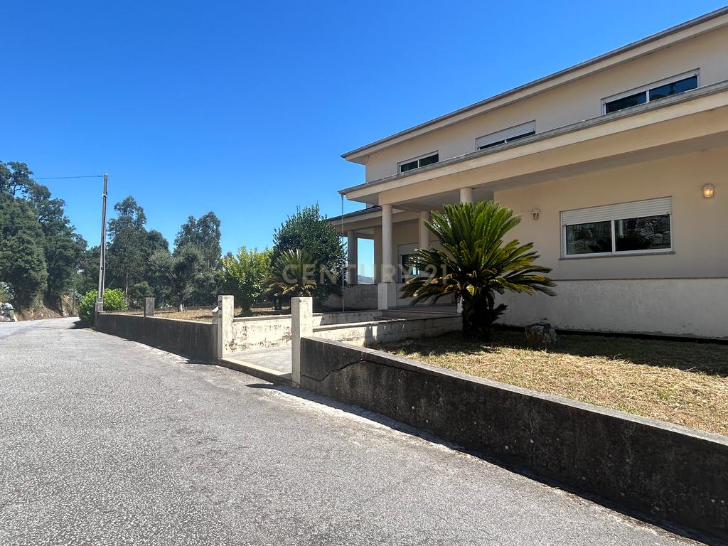 **ESPECTACULAR MORADIA T4+1 EM PAREDES, COM RECHEIO INCLUIDO** - Image 38