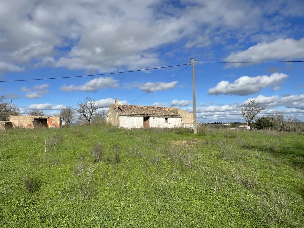 Quinta com ruína com uma área total de 16.970m2 e projeto aprovado para construção até 300m2, apenas a 5 minutos das praias. - Image 3