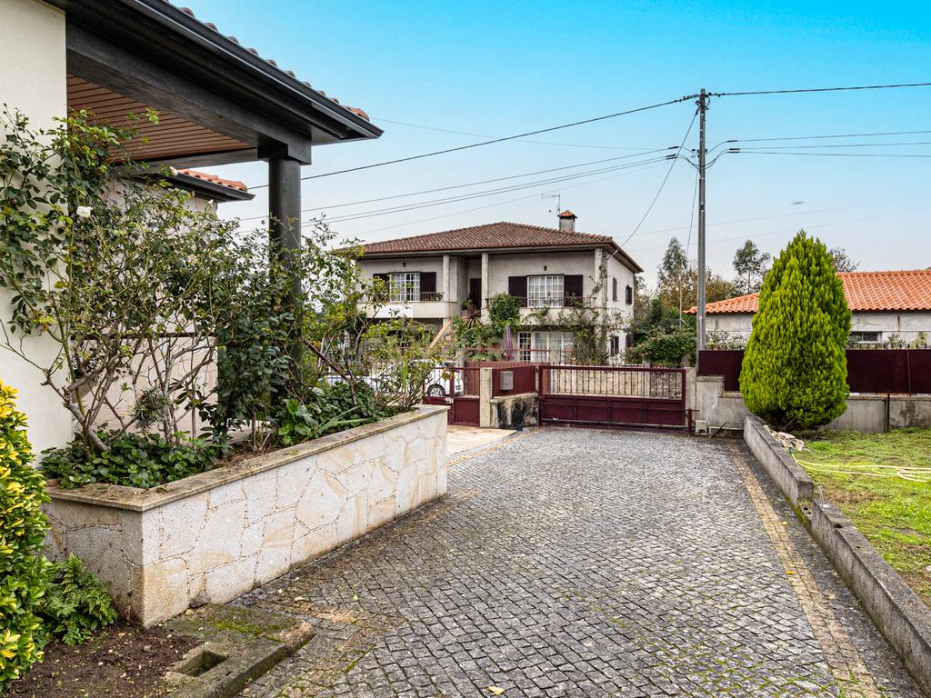 Casa Isolada Renovada em Braga com Acessibilidade e Conforto - Image 6