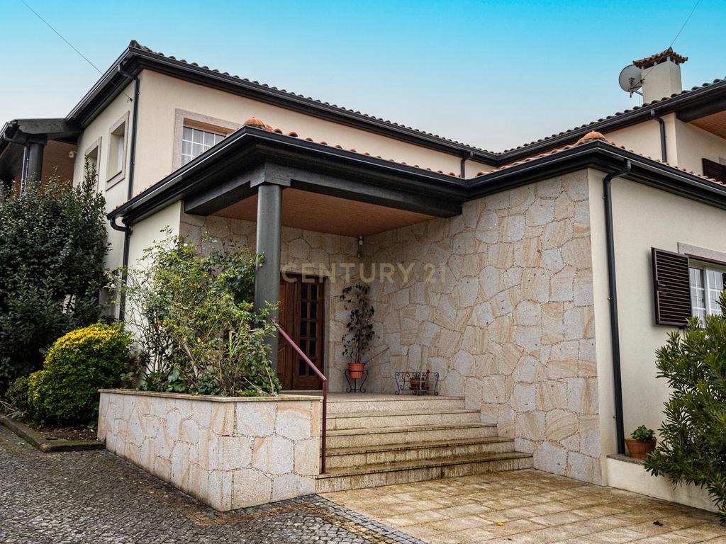 Casa Isolada Renovada em Braga com Acessibilidade e Conforto - Image 7