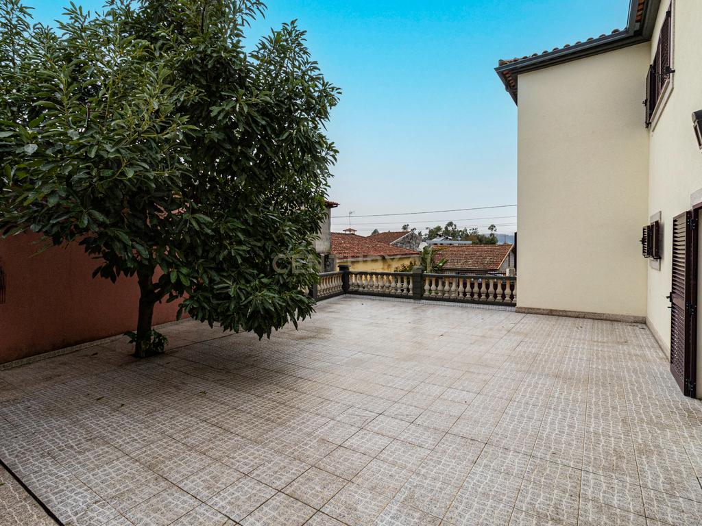 Casa Isolada Renovada em Braga com Acessibilidade e Conforto - Image 8