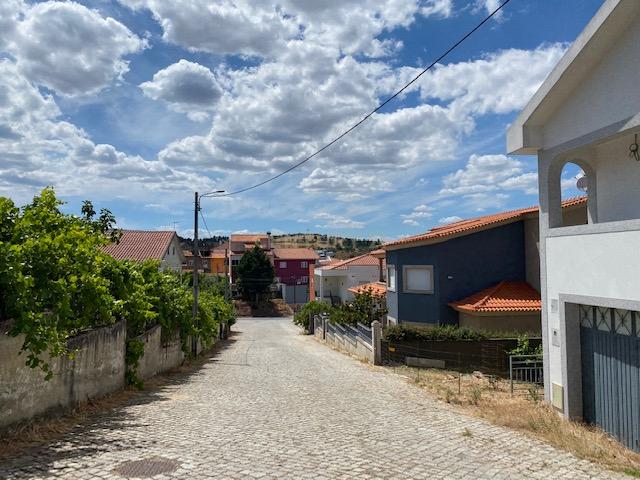 Terreno com 2333m2 de lote com duas frentes de rua em Golfeiras - Image 5