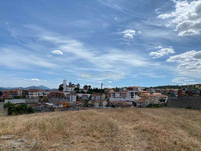 Terreno com 2333m2 de lote com duas frentes de rua em Golfeiras - Image 1