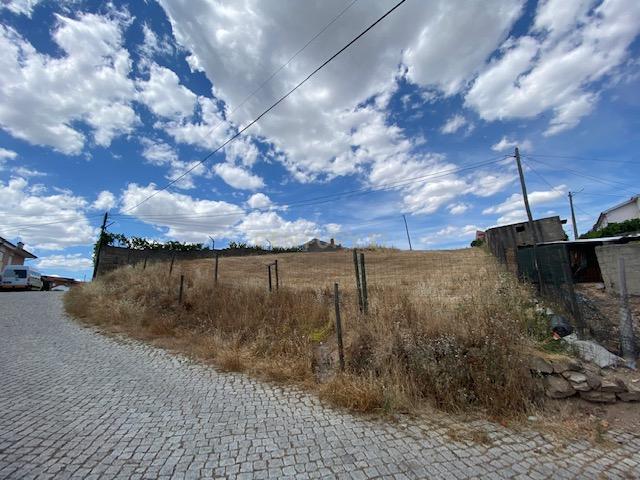 Terreno com 2333m2 de lote com duas frentes de rua em Golfeiras - Image 2