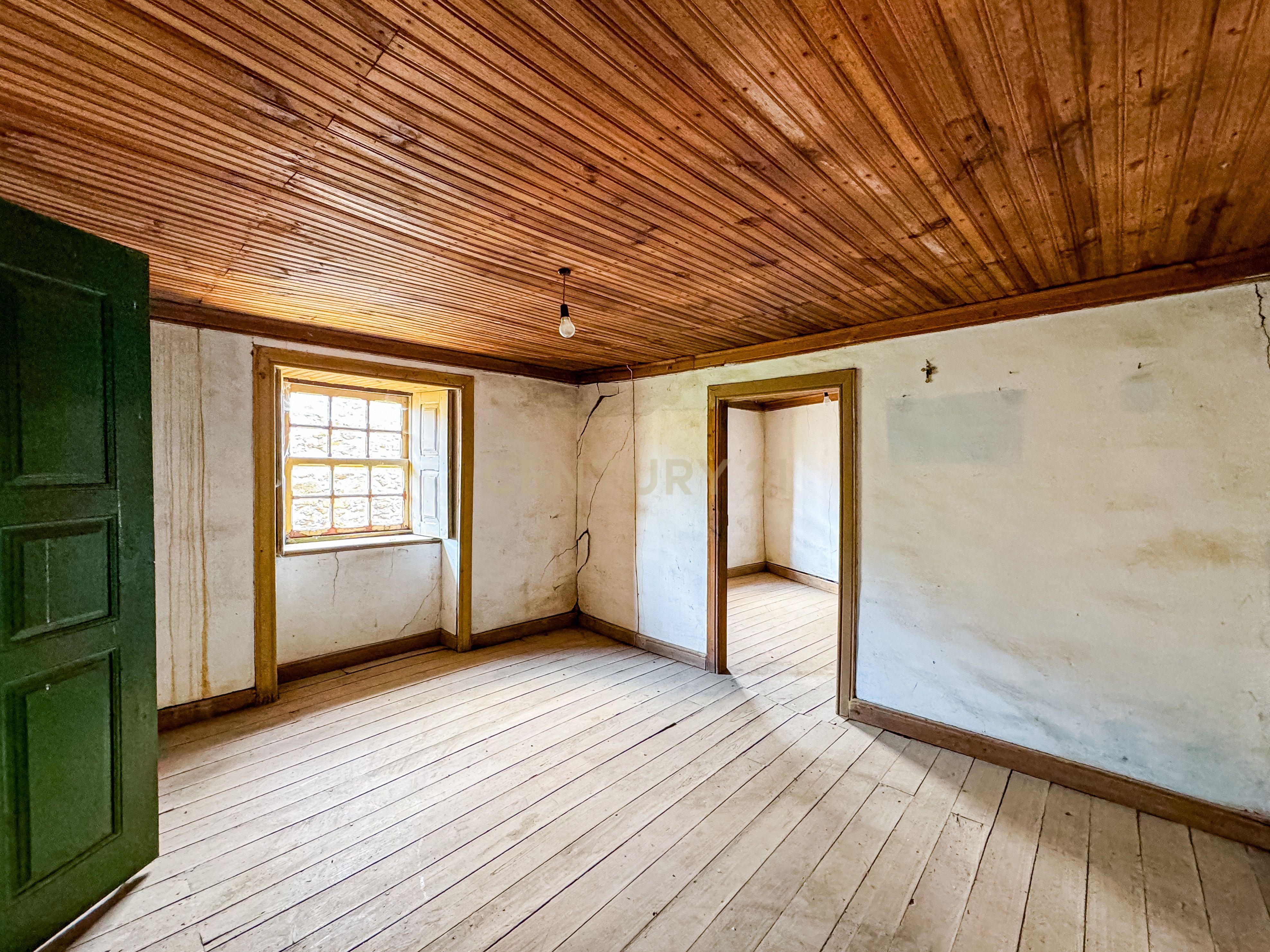 Moradia para reconstruir na aldeia de Mós, Bragança - Image 1