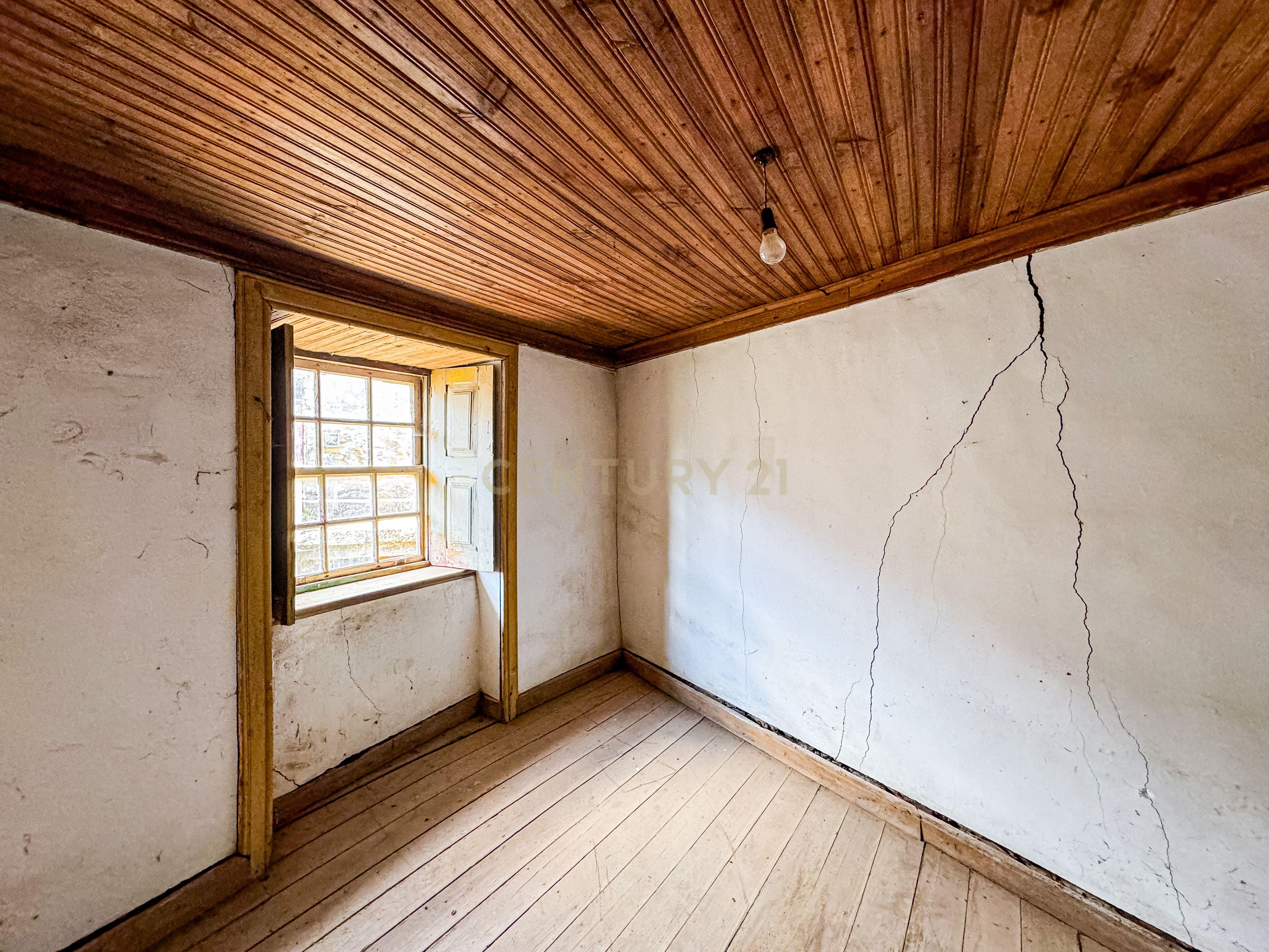 Moradia para reconstruir na aldeia de Mós, Bragança - Image 10