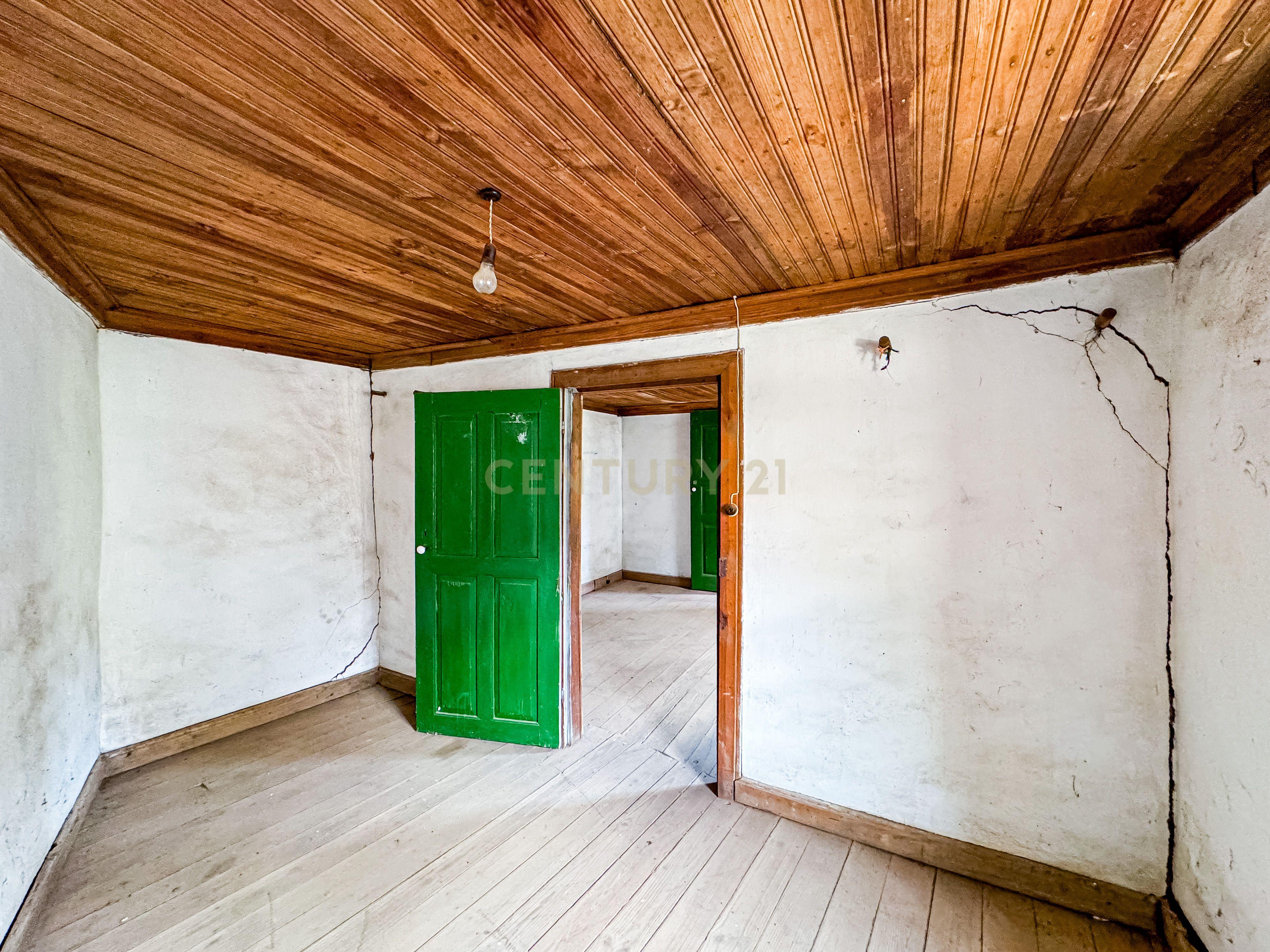 Moradia para reconstruir na aldeia de Mós, Bragança - Image 13