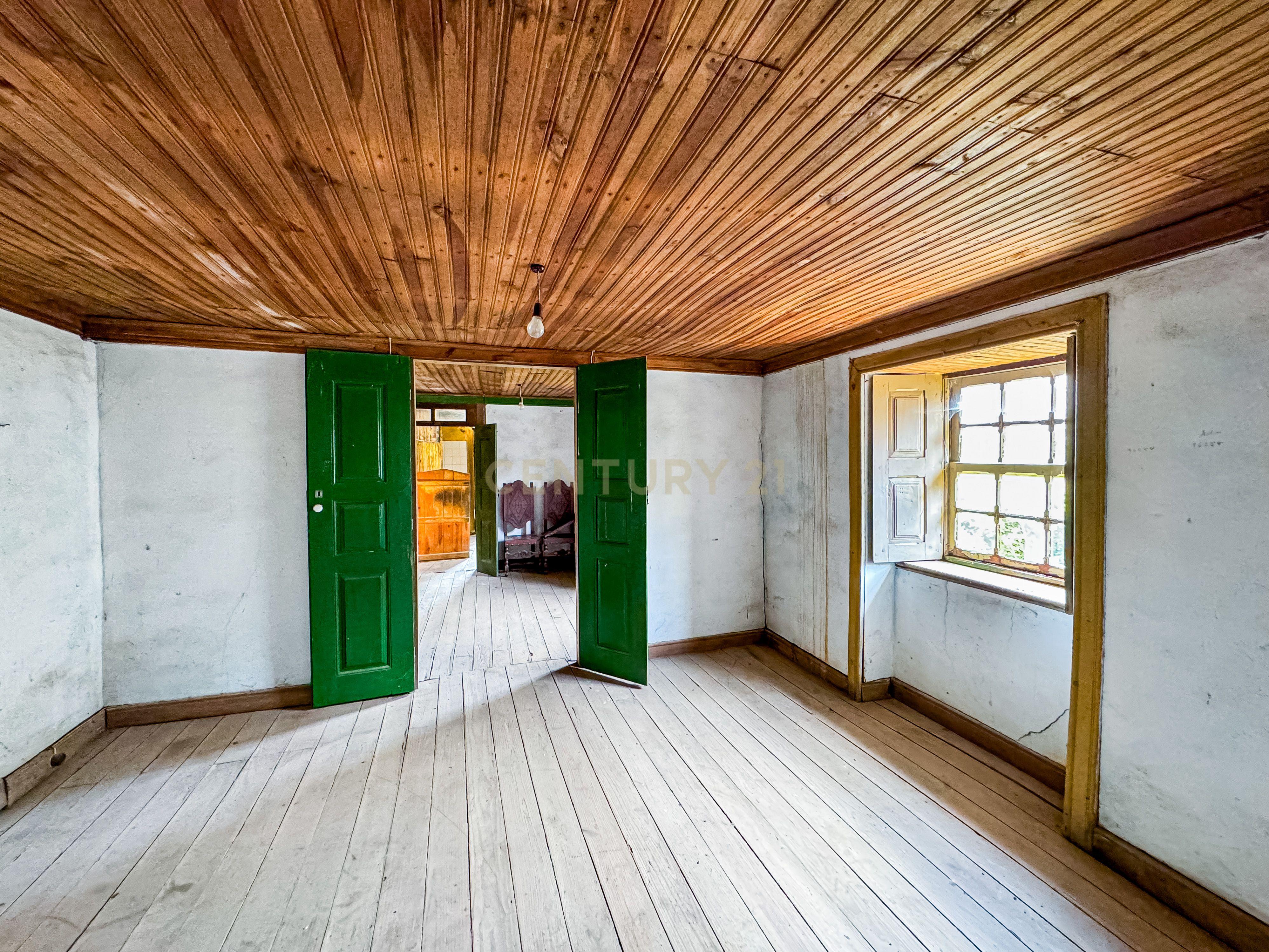 Moradia para reconstruir na aldeia de Mós, Bragança - Image 11