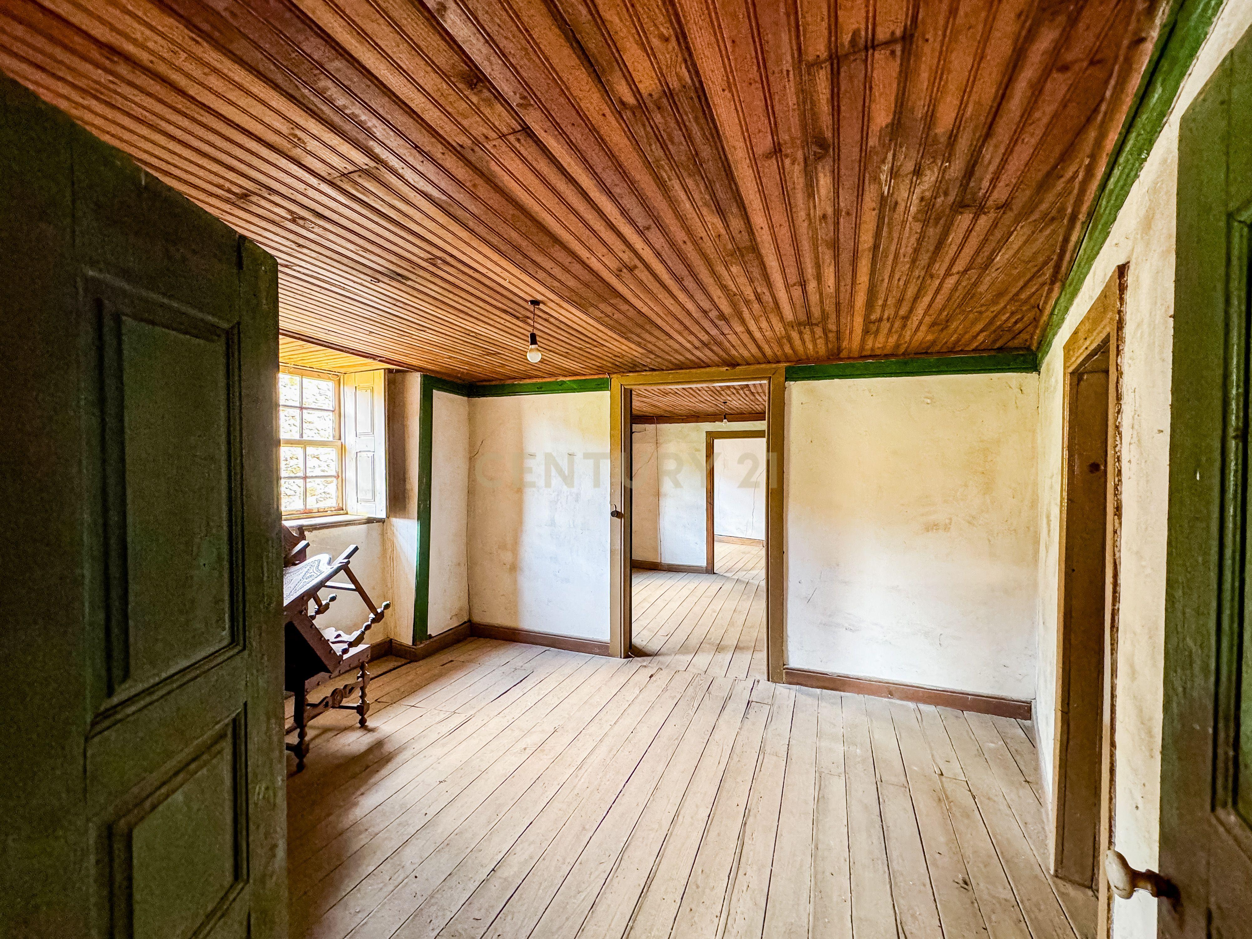 Moradia para reconstruir na aldeia de Mós, Bragança - Image 7