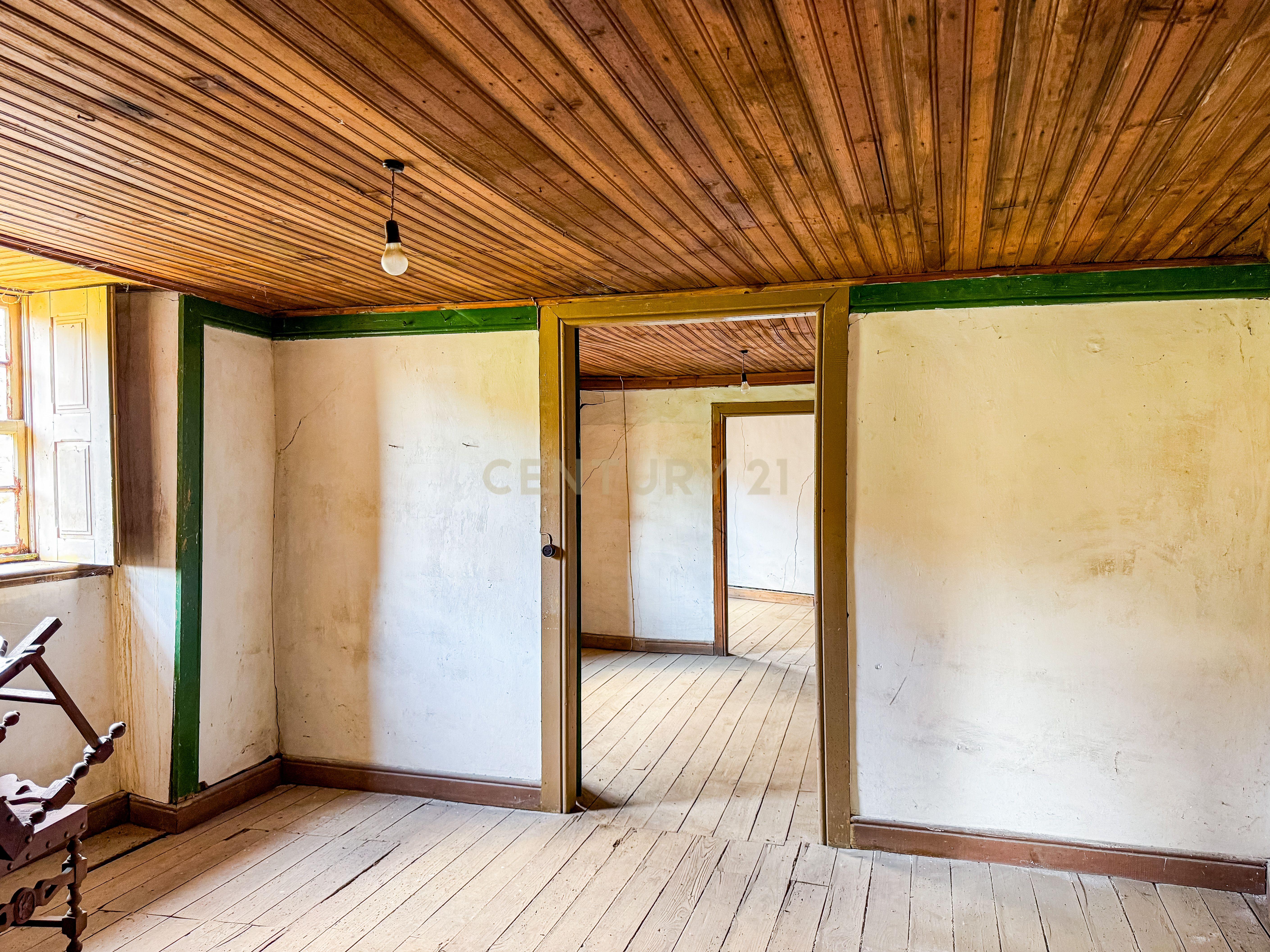 Moradia para reconstruir na aldeia de Mós, Bragança - Image 9