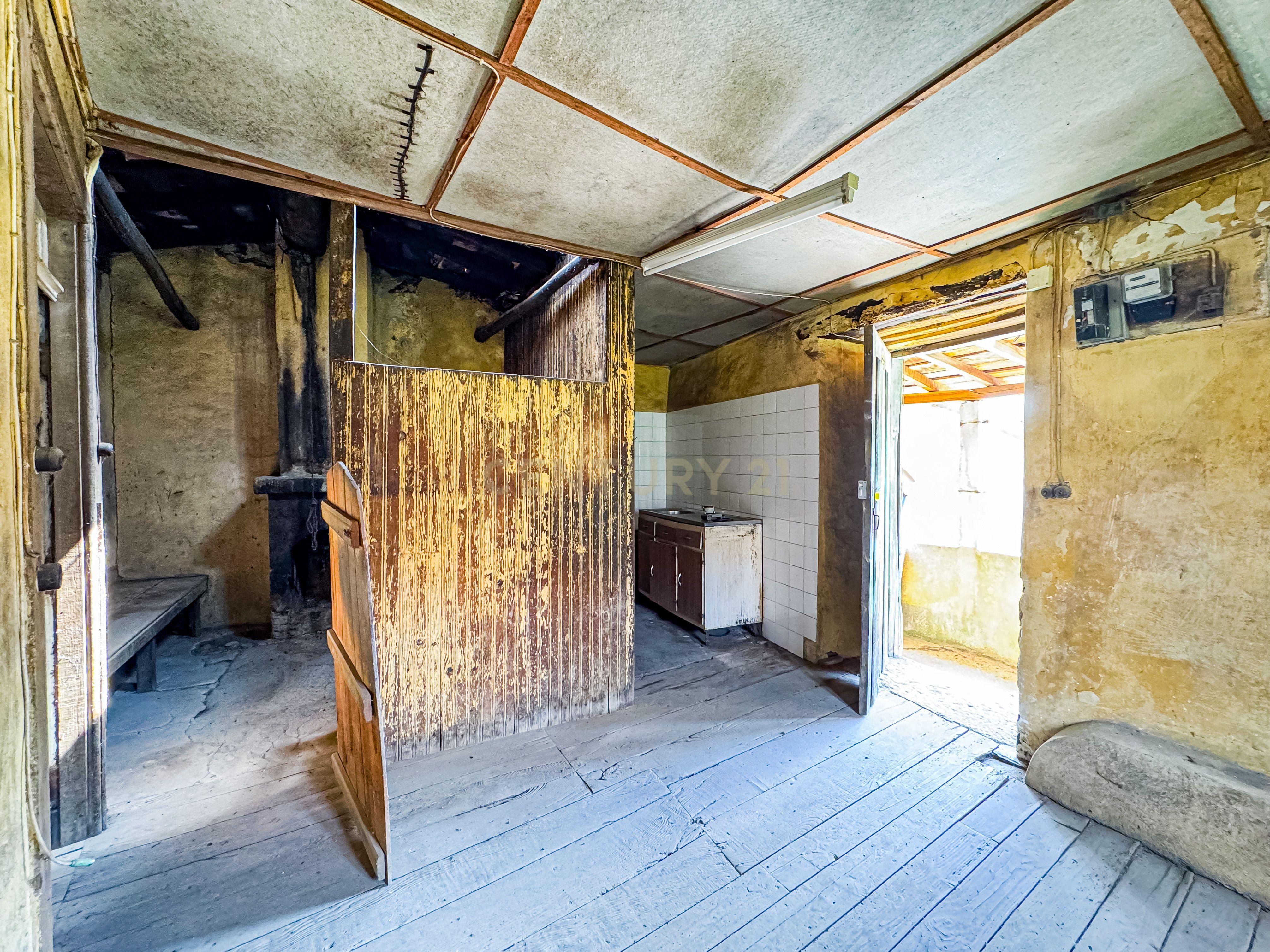 Moradia para reconstruir na aldeia de Mós, Bragança - Image 5