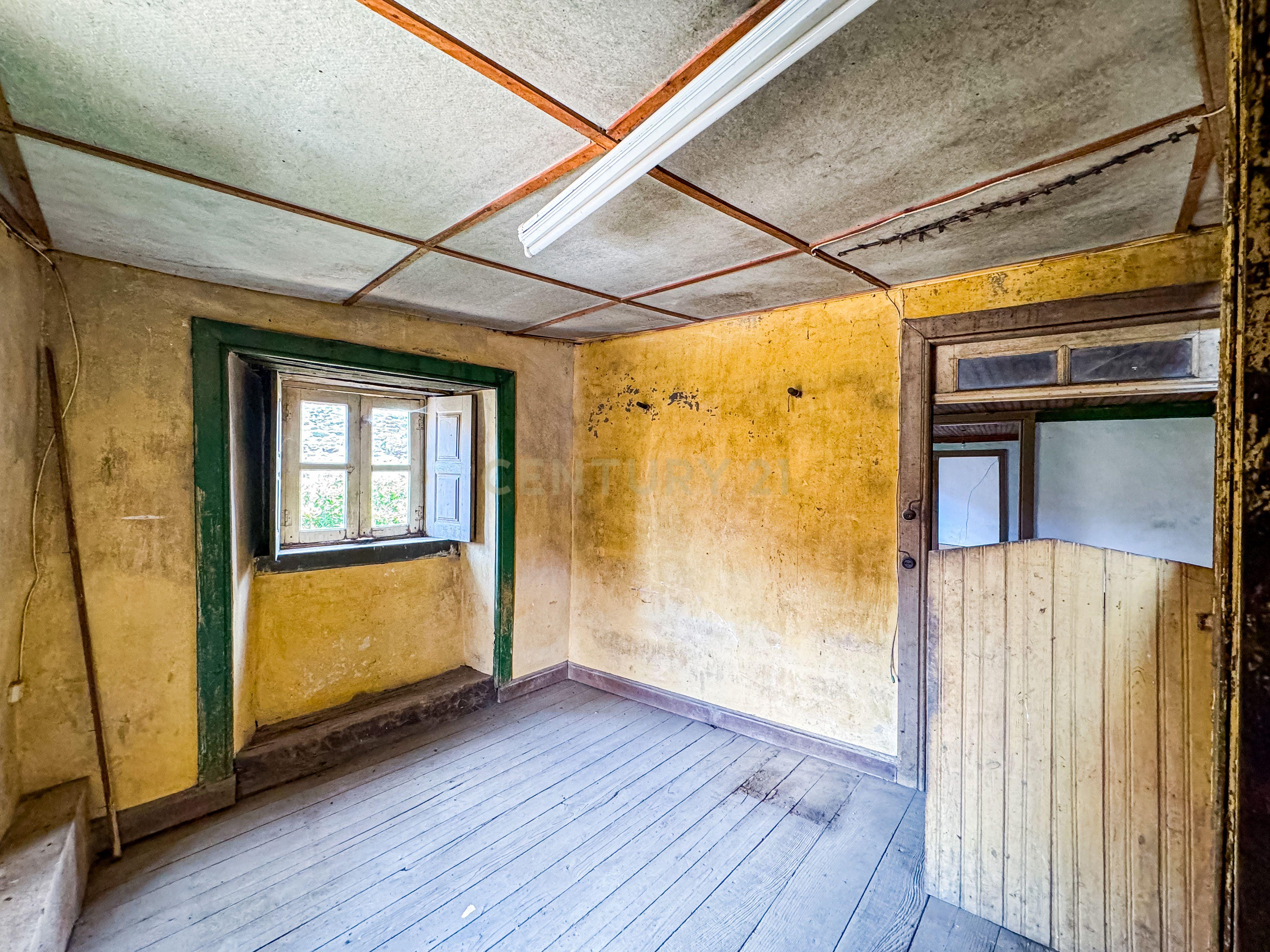 Moradia para reconstruir na aldeia de Mós, Bragança - Image 3