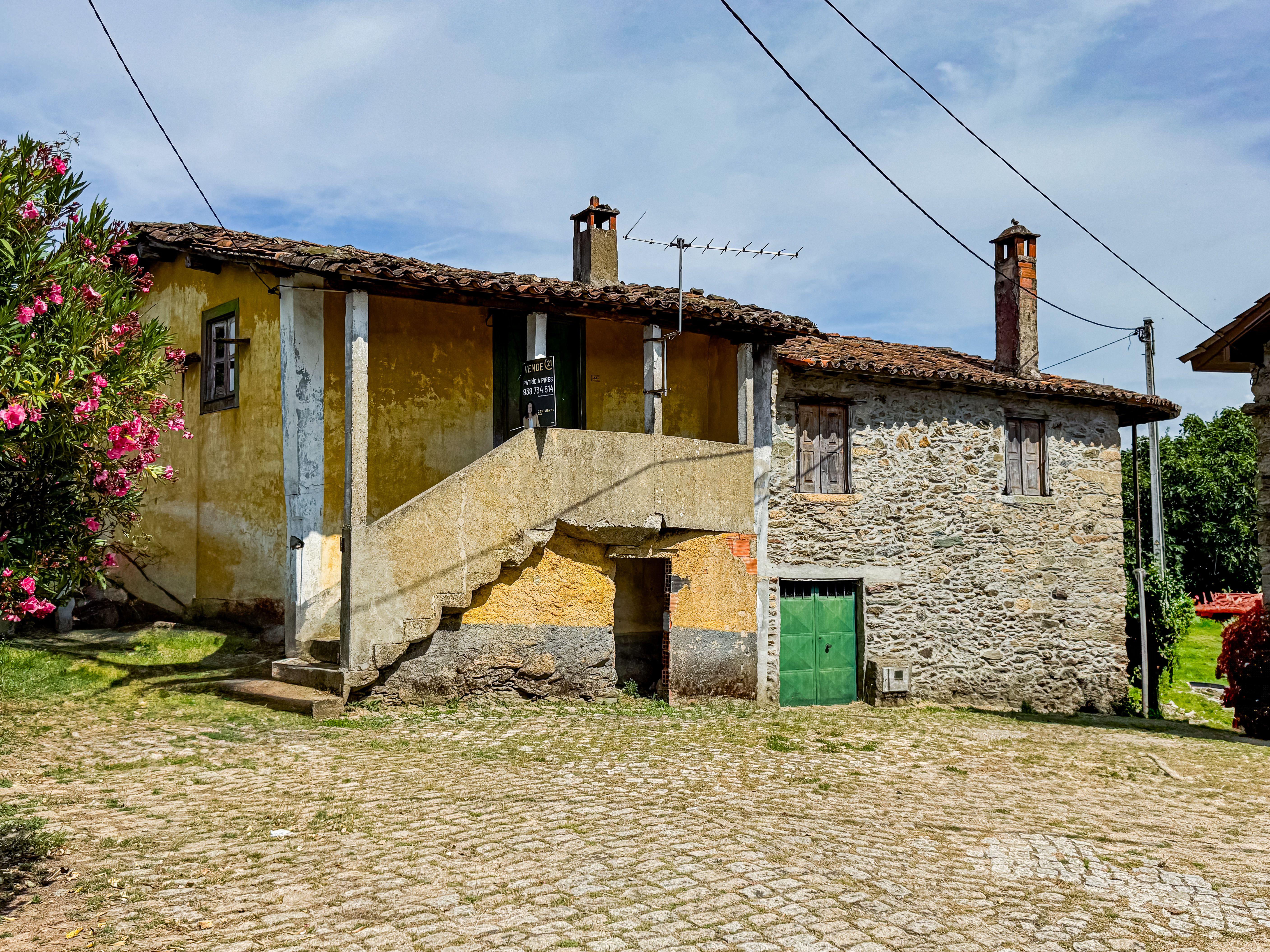 Moradia para reconstruir na aldeia de Mós, Bragança - Image 15