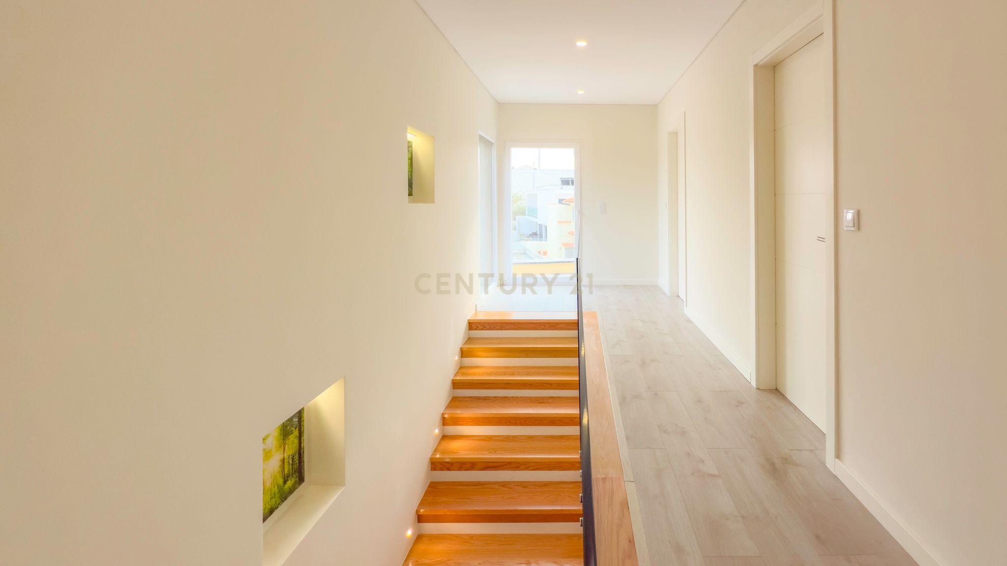 Moradia de 2020 em excelente estado e com boas áreas interiores e exteriores - Image 59