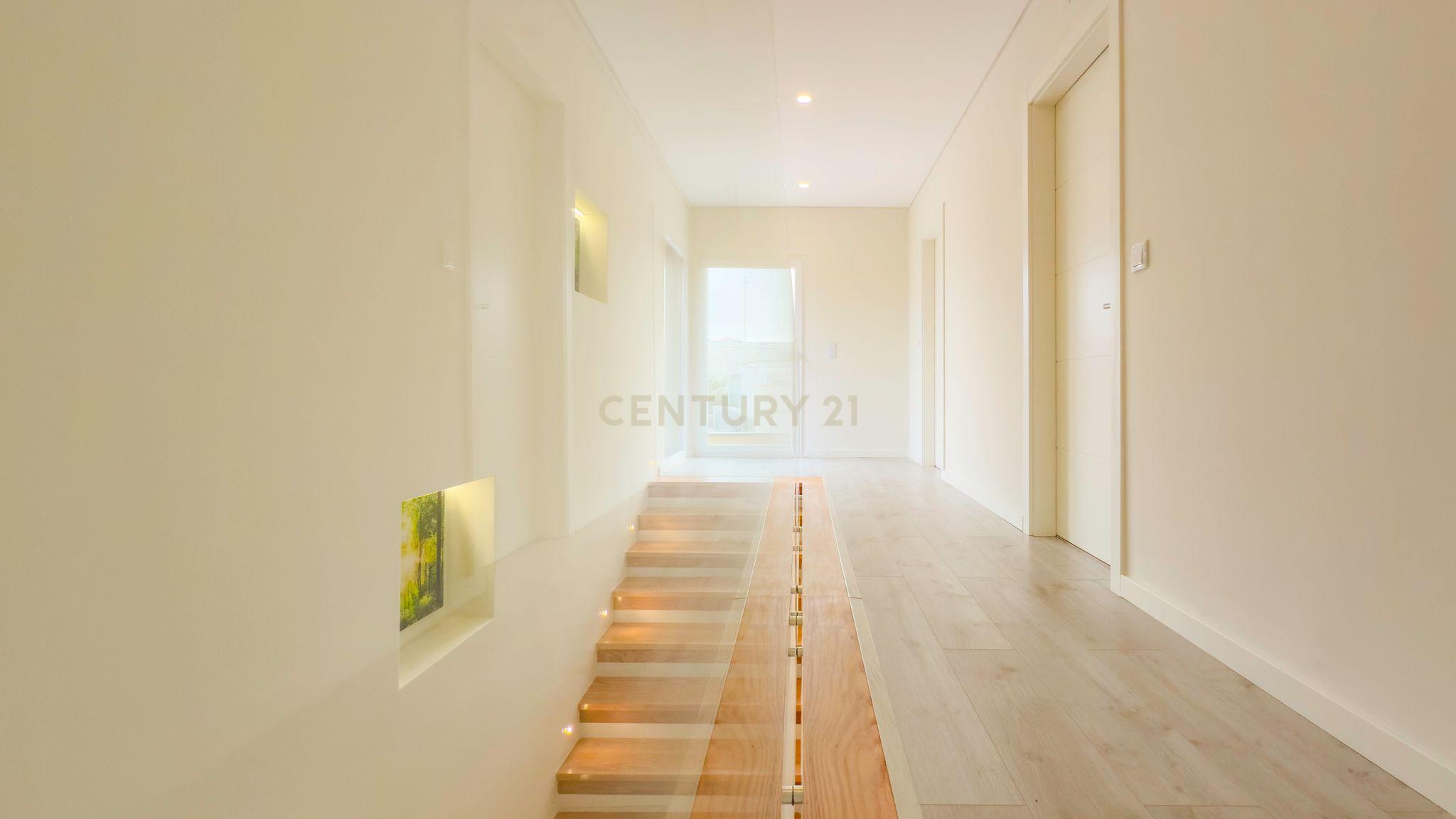Moradia de 2020 em excelente estado e com boas áreas interiores e exteriores - Image 52