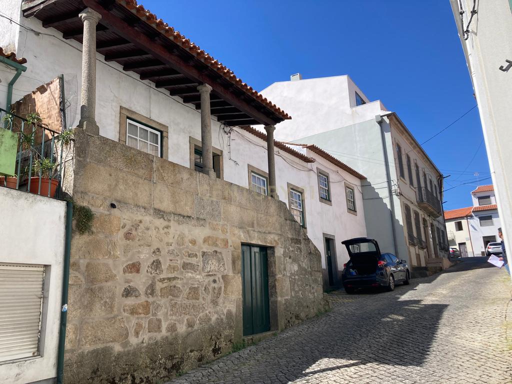 Moradia T8 Tipo Casa Senhorial, Geminada, no Centro Histórico de Pinhel com 486 m2 de área habitável. - Image 1