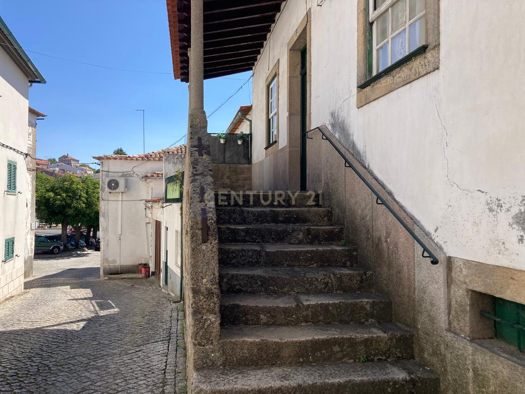 Moradia T8 Tipo Casa Senhorial, Geminada, no Centro Histórico de Pinhel com 486 m2 de área habitável. - Image 4
