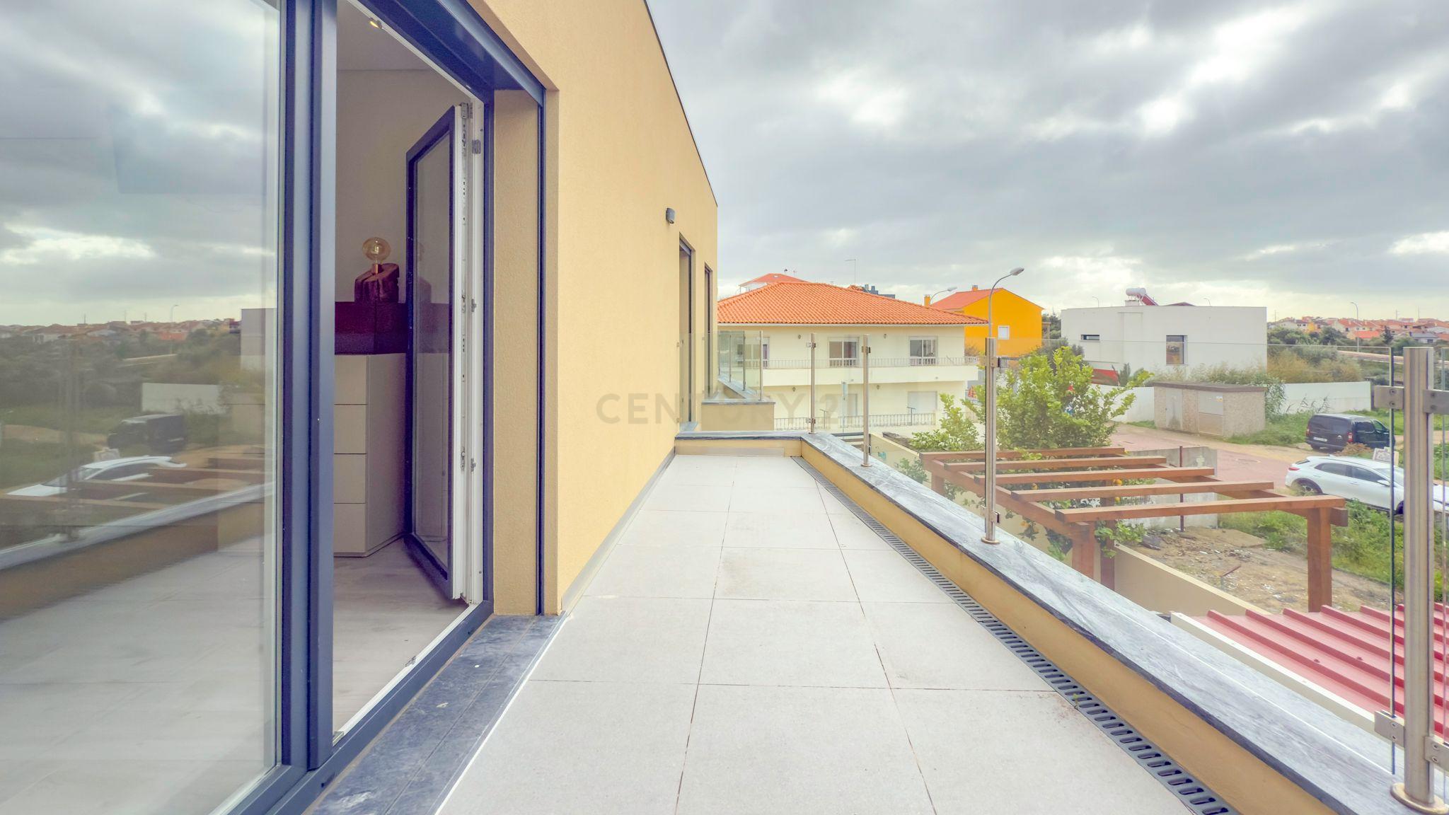 Moradia de 2020 em excelente estado e com boas áreas interiores e exteriores - Image 60