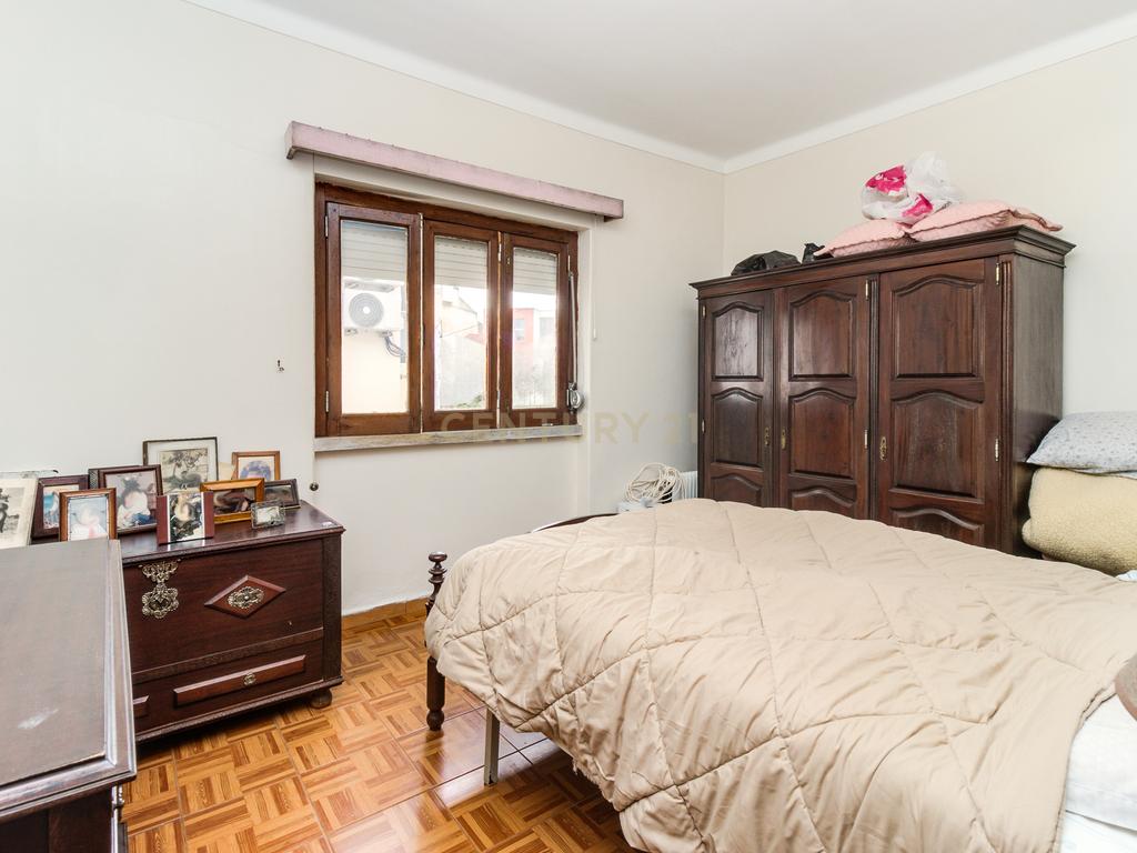Prédio em Santa Iria de Azóia com 4 apartamentos, 2 T2 e 2 T1. Ótimo investimento! - Image 27