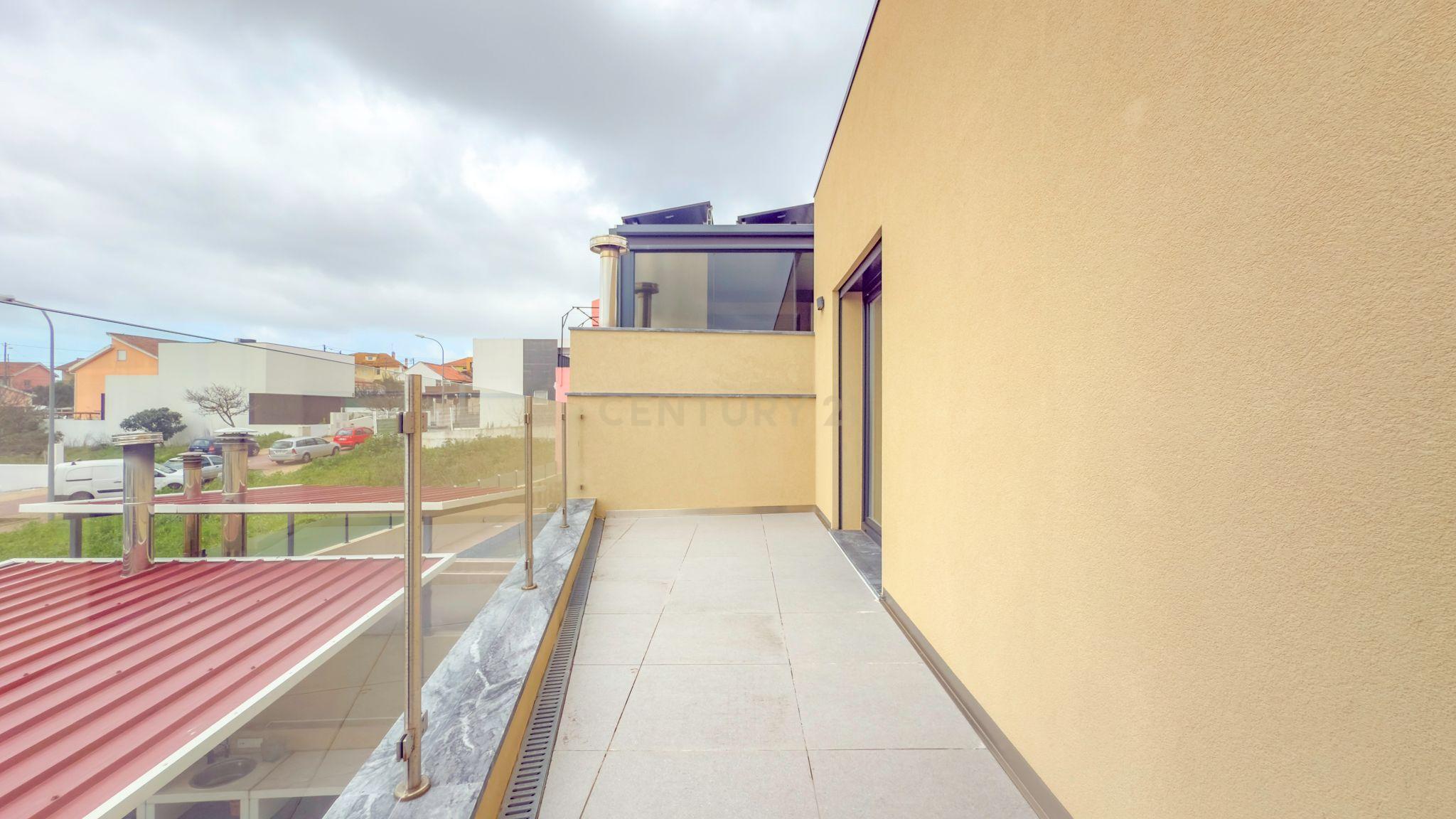 Moradia de 2020 em excelente estado e com boas áreas interiores e exteriores - Image 84