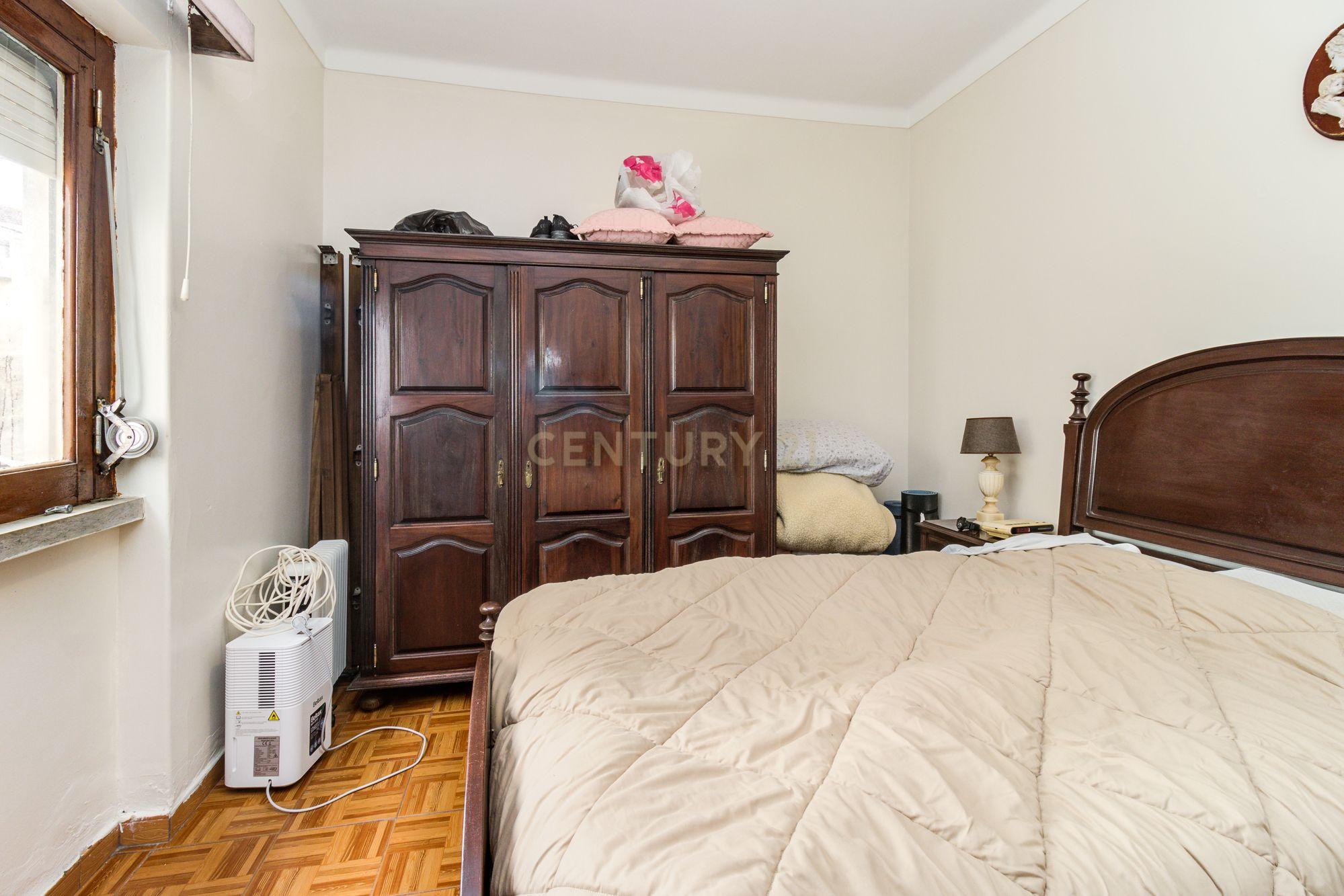 Prédio em Santa Iria de Azóia com 4 apartamentos, 2 T2 e 2 T1. Ótimo investimento! - Image 35