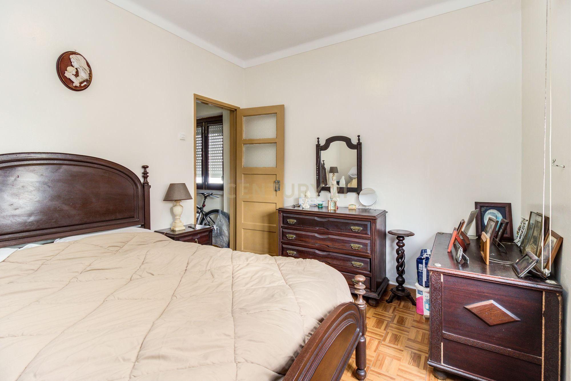 Prédio em Santa Iria de Azóia com 4 apartamentos, 2 T2 e 2 T1. Ótimo investimento! - Image 36