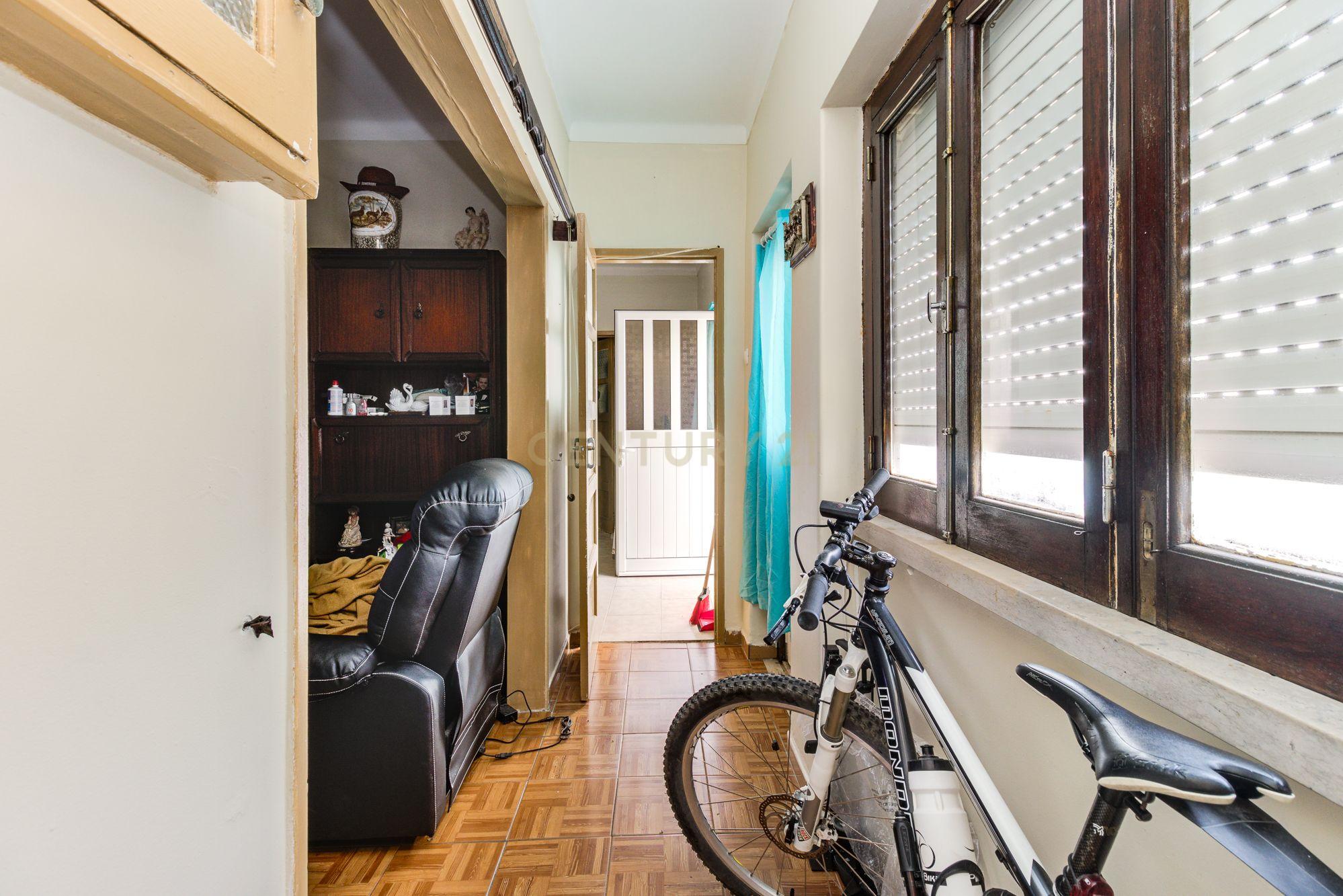 Prédio em Santa Iria de Azóia com 4 apartamentos, 2 T2 e 2 T1. Ótimo investimento! - Image 32