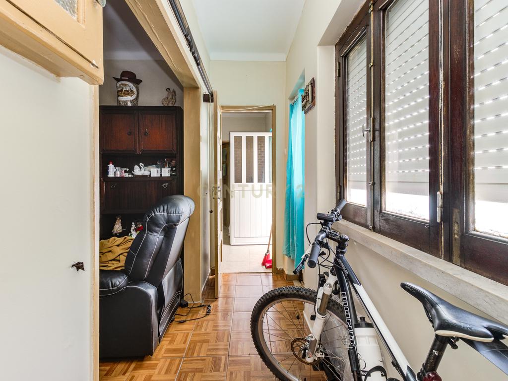 Prédio em Santa Iria de Azóia com 4 apartamentos, 2 T2 e 2 T1. Ótimo investimento! - Image 32