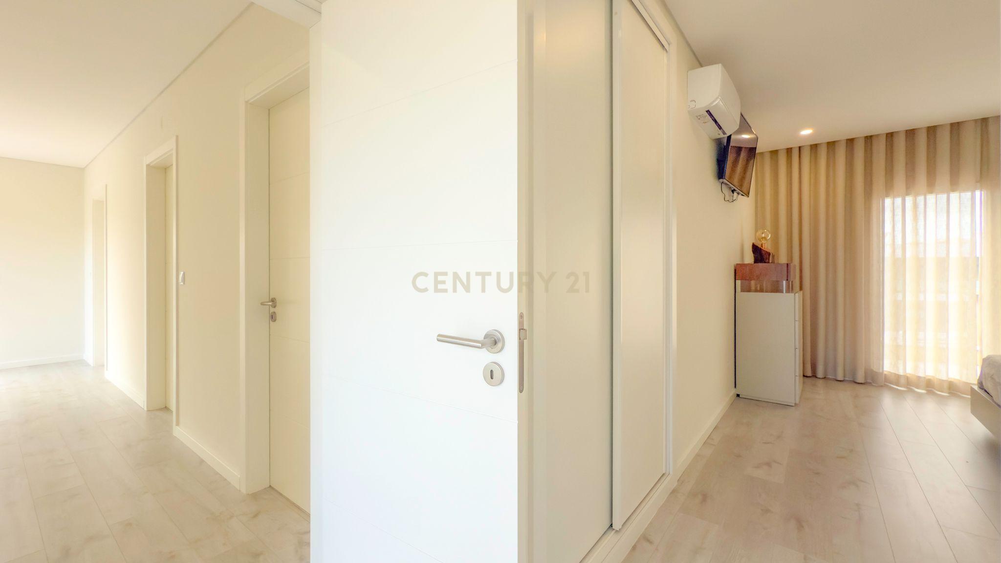 Moradia de 2020 em excelente estado e com boas áreas interiores e exteriores - Image 78