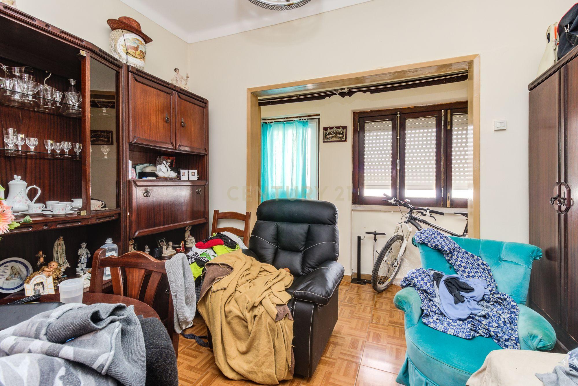 Prédio em Santa Iria de Azóia com 4 apartamentos, 2 T2 e 2 T1. Ótimo investimento! - Image 33