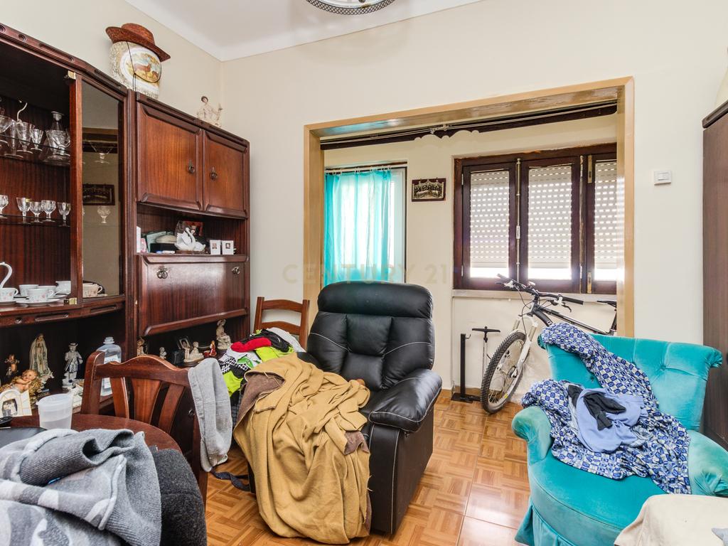 Prédio em Santa Iria de Azóia com 4 apartamentos, 2 T2 e 2 T1. Ótimo investimento! - Image 33