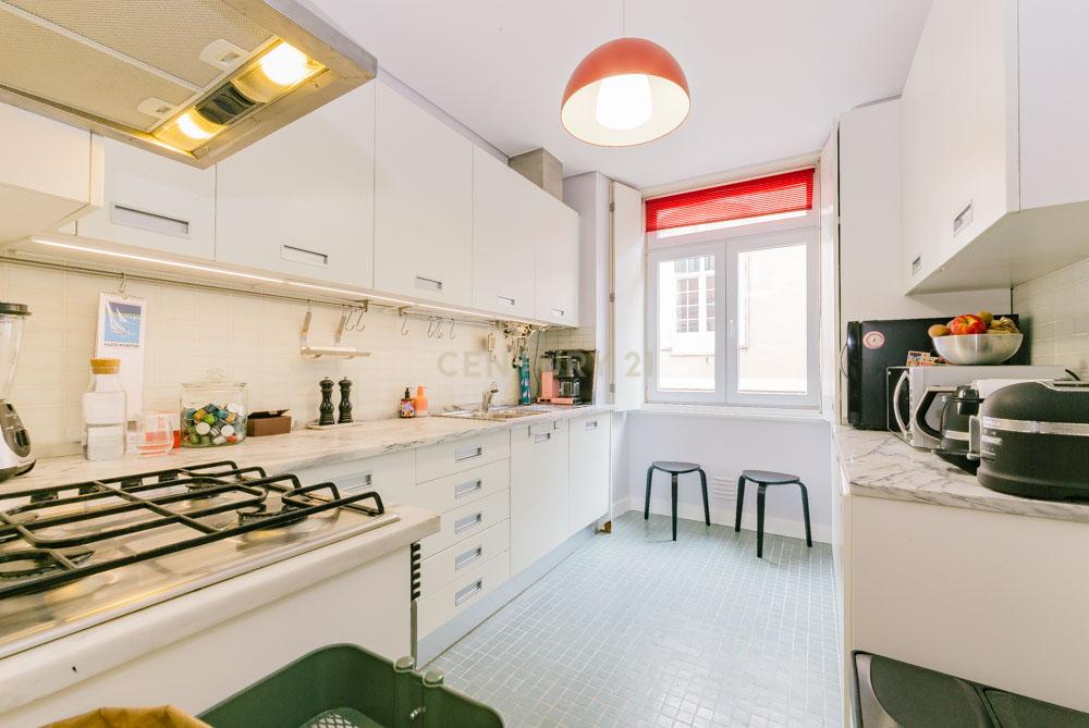 Apartamento Moderno T2 com Elevador e Varanda, na Misericórdia - Image 17