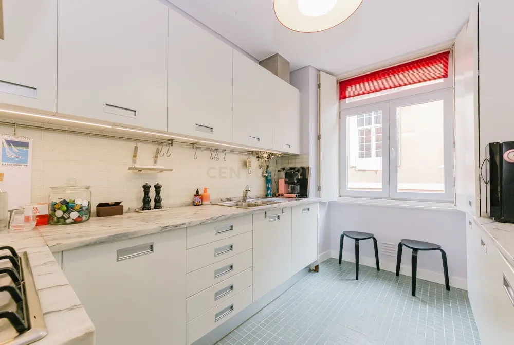 Apartamento Moderno T2 com Elevador e Varanda, na Misericórdia - Image 16