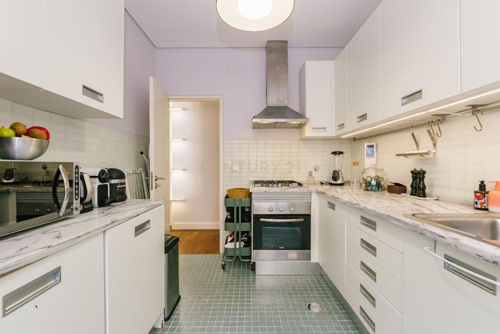 Apartamento Moderno T2 com Elevador e Varanda, na Misericórdia - Image 15