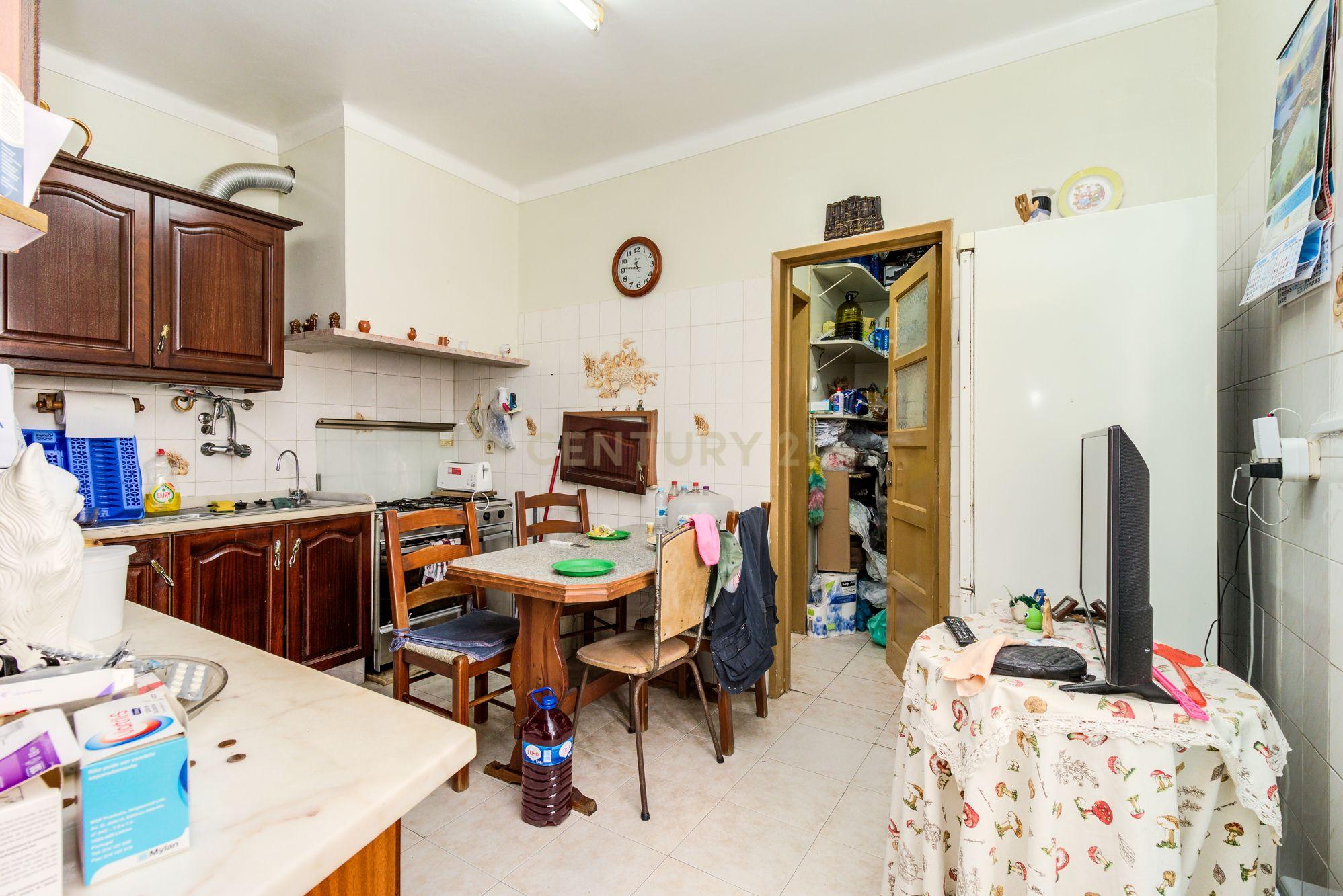 Prédio em Santa Iria de Azóia com 4 apartamentos, 2 T2 e 2 T1. Ótimo investimento! - Image 31