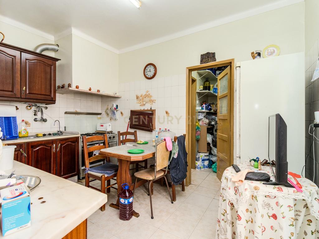 Prédio em Santa Iria de Azóia com 4 apartamentos, 2 T2 e 2 T1. Ótimo investimento! - Image 31