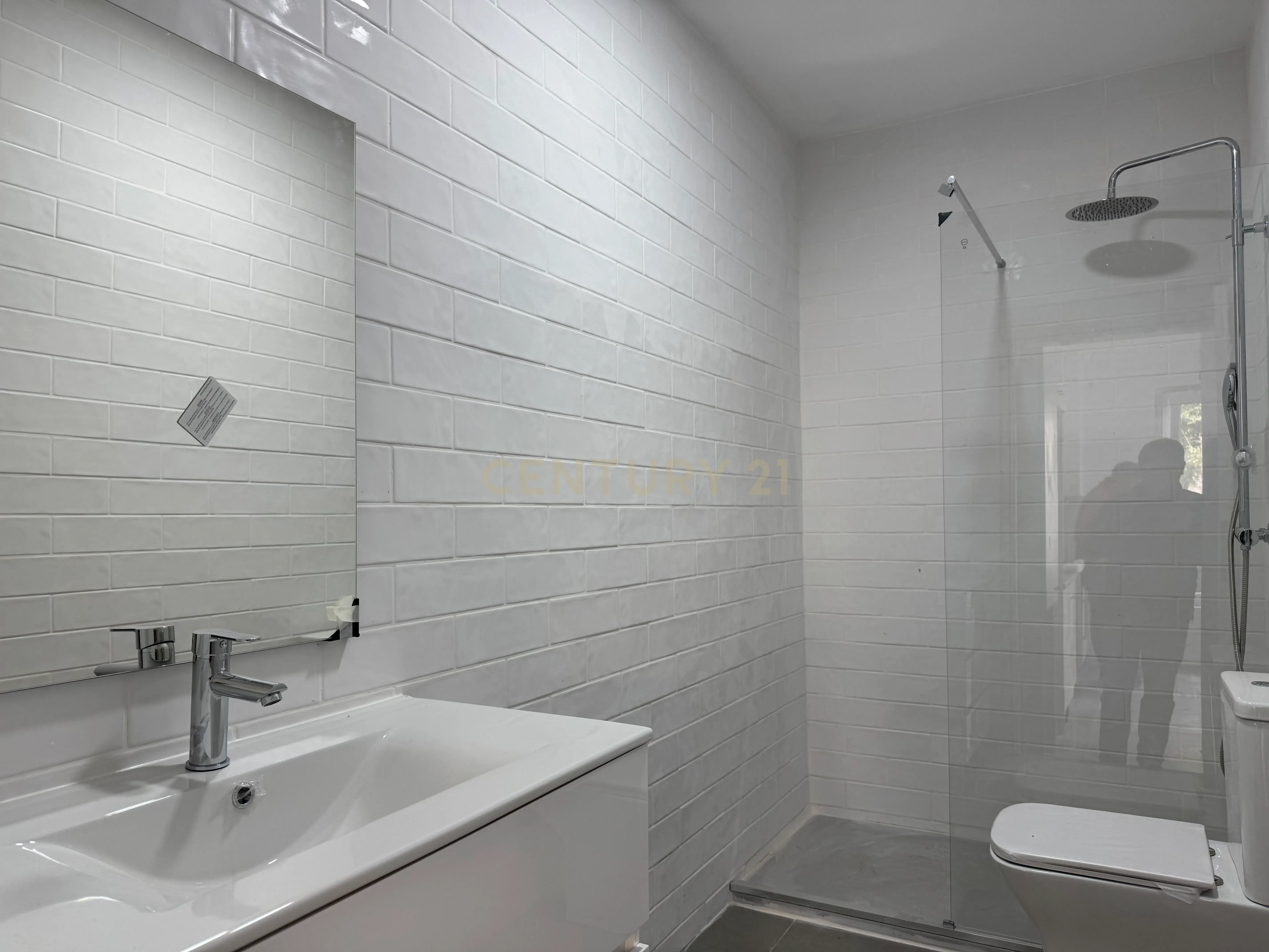 Prédio em Santa Iria de Azóia com 4 apartamentos, 2 T2 e 2 T1. Ótimo investimento! - Image 25