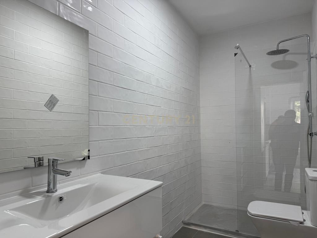 Prédio em Santa Iria de Azóia com 4 apartamentos, 2 T2 e 2 T1. Ótimo investimento! - Image 25