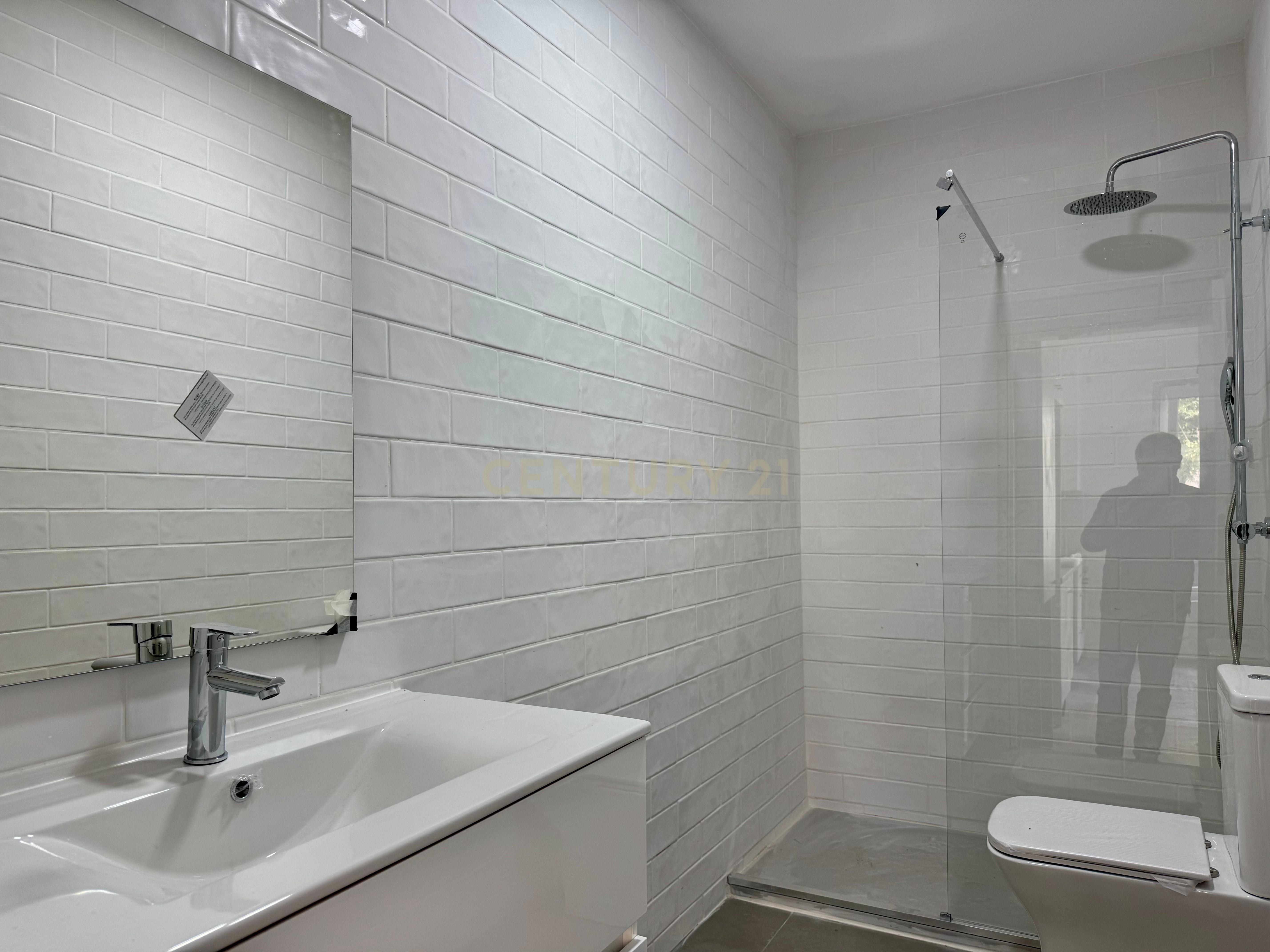 Prédio em Santa Iria de Azóia com 4 apartamentos, 2 T2 e 2 T1. Ótimo investimento! - Image 24