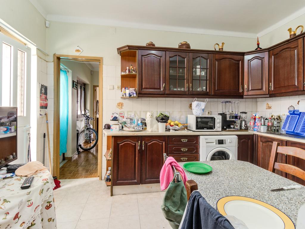 Prédio em Santa Iria de Azóia com 4 apartamentos, 2 T2 e 2 T1. Ótimo investimento! - Image 29
