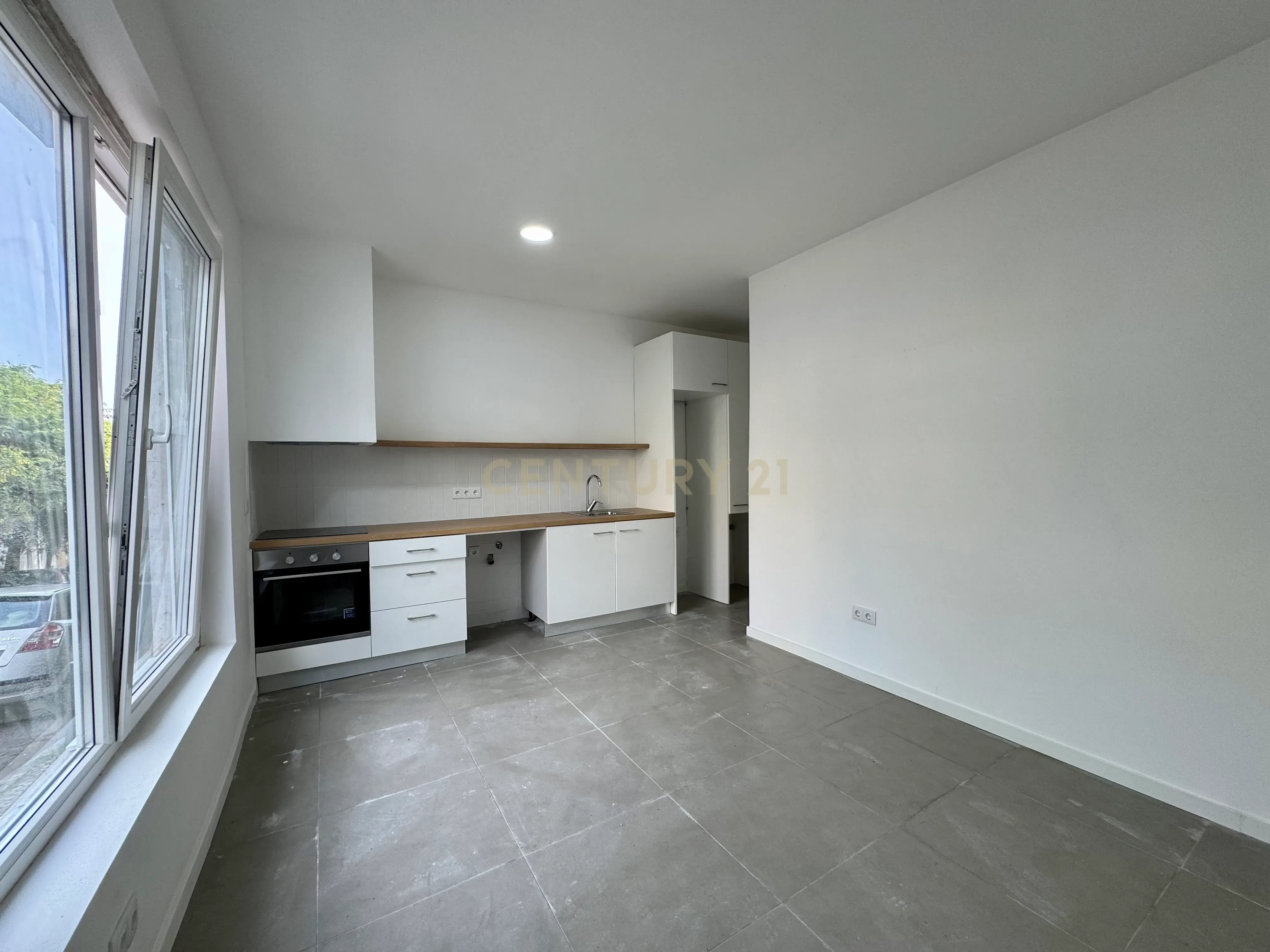 Prédio em Santa Iria de Azóia com 4 apartamentos, 2 T2 e 2 T1. Ótimo investimento! - Image 22