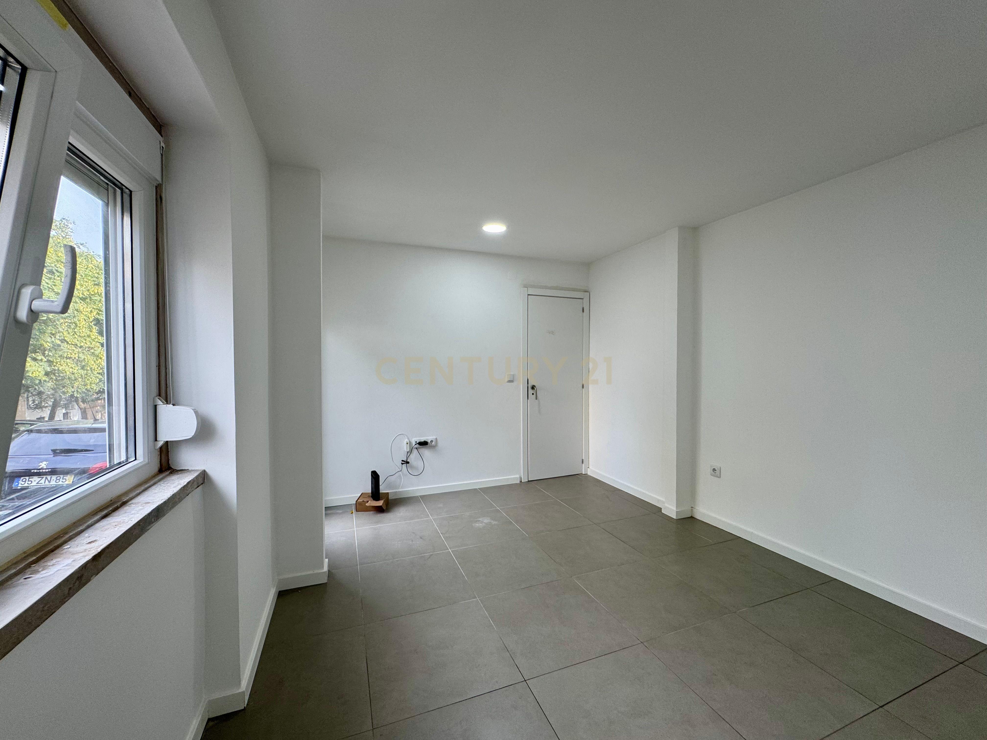 Prédio em Santa Iria de Azóia com 4 apartamentos, 2 T2 e 2 T1. Ótimo investimento! - Image 23