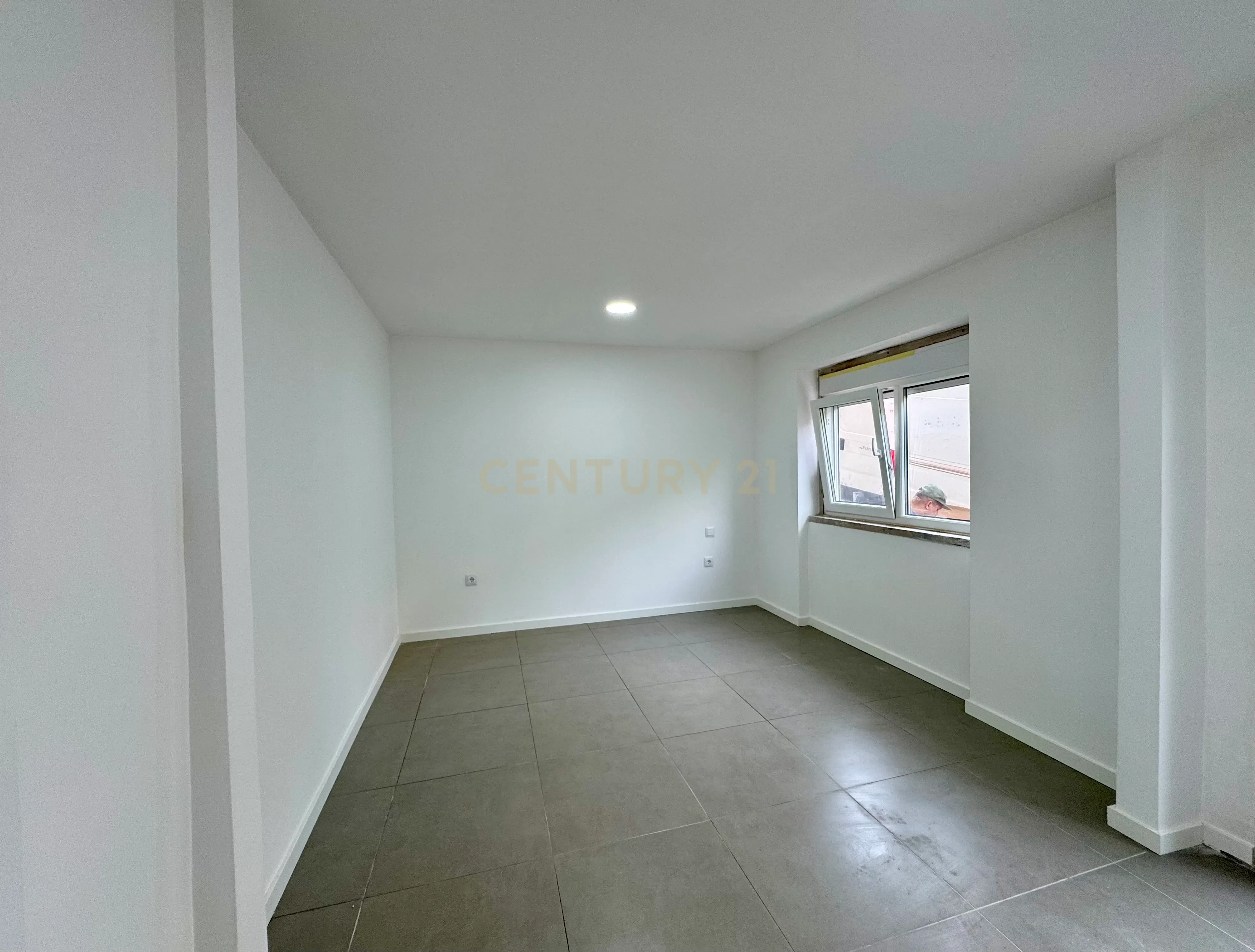 Prédio em Santa Iria de Azóia com 4 apartamentos, 2 T2 e 2 T1. Ótimo investimento! - Image 26