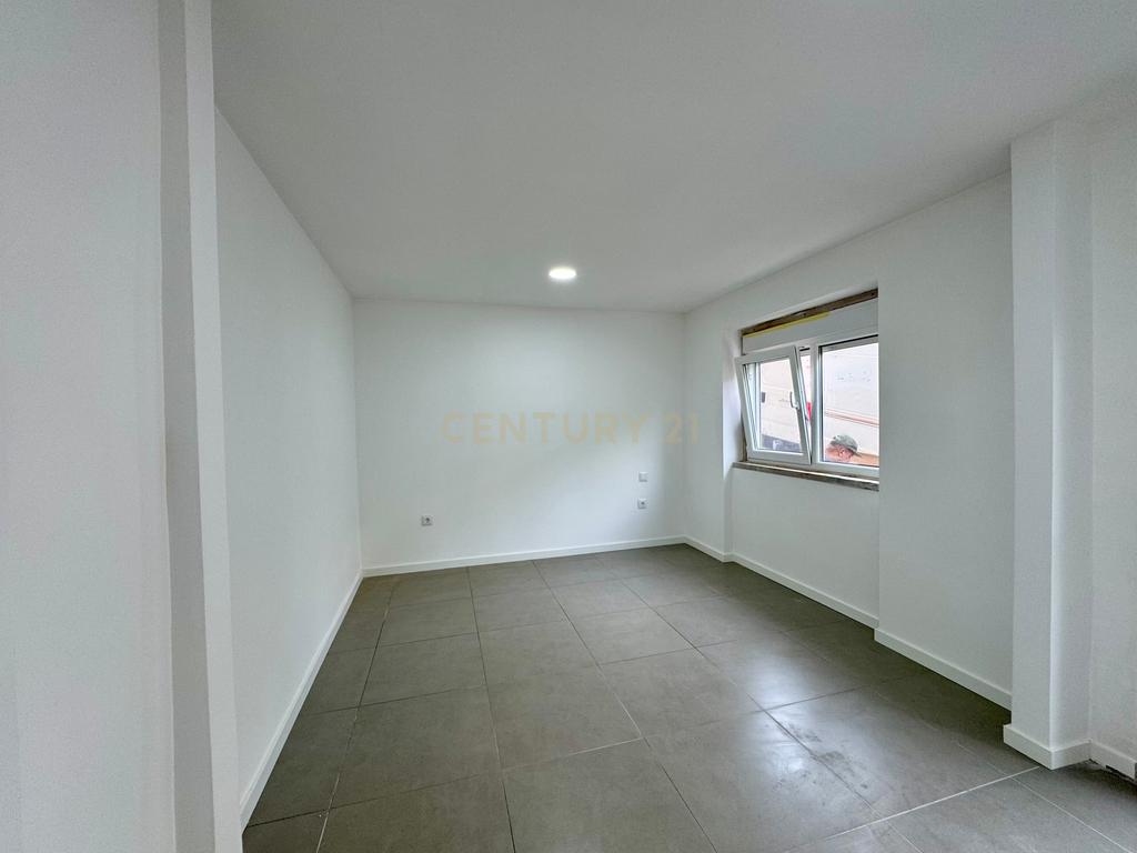 Prédio em Santa Iria de Azóia com 4 apartamentos, 2 T2 e 2 T1. Ótimo investimento! - Image 26