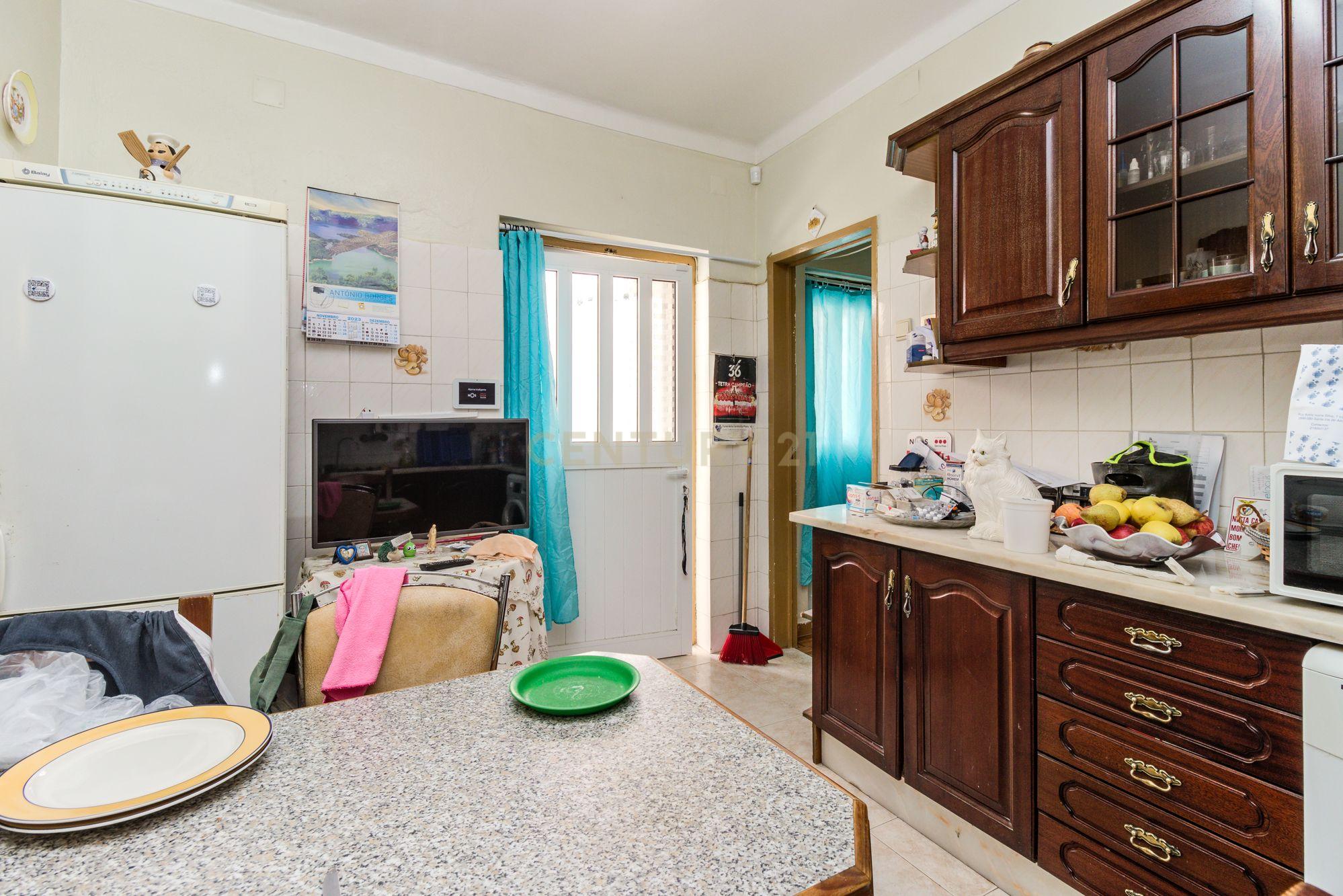 Prédio em Santa Iria de Azóia com 4 apartamentos, 2 T2 e 2 T1. Ótimo investimento! - Image 34