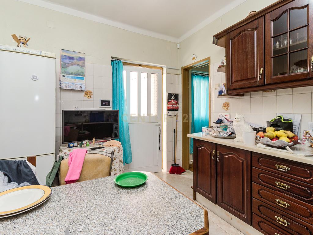 Prédio em Santa Iria de Azóia com 4 apartamentos, 2 T2 e 2 T1. Ótimo investimento! - Image 34