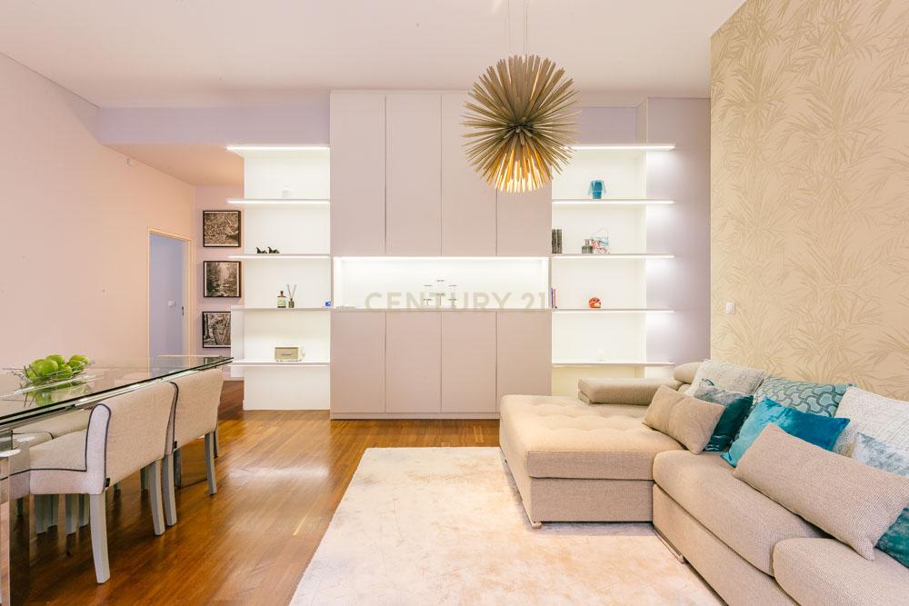 Apartamento Moderno T2 com Elevador e Varanda, na Misericórdia - Image 4