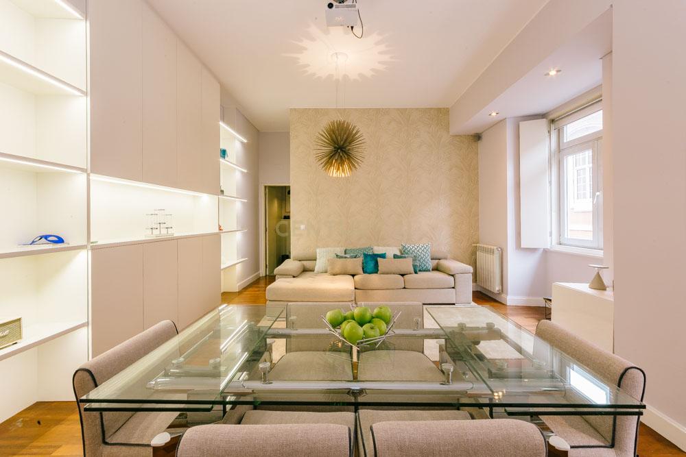 Apartamento Moderno T2 com Elevador e Varanda, na Misericórdia - Image 2