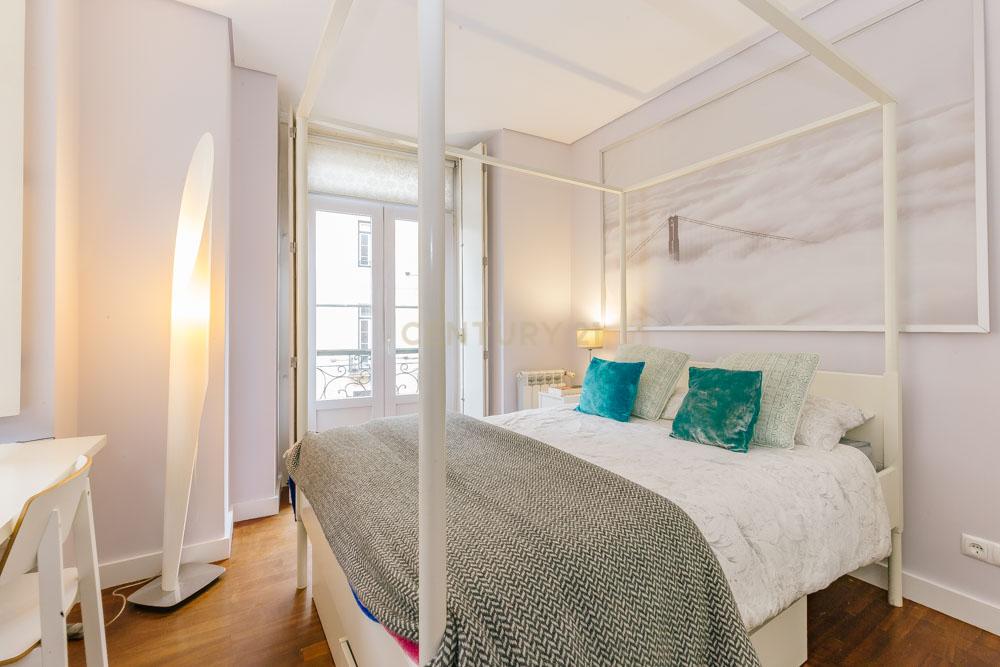 Apartamento Moderno T2 com Elevador e Varanda, na Misericórdia - Image 21